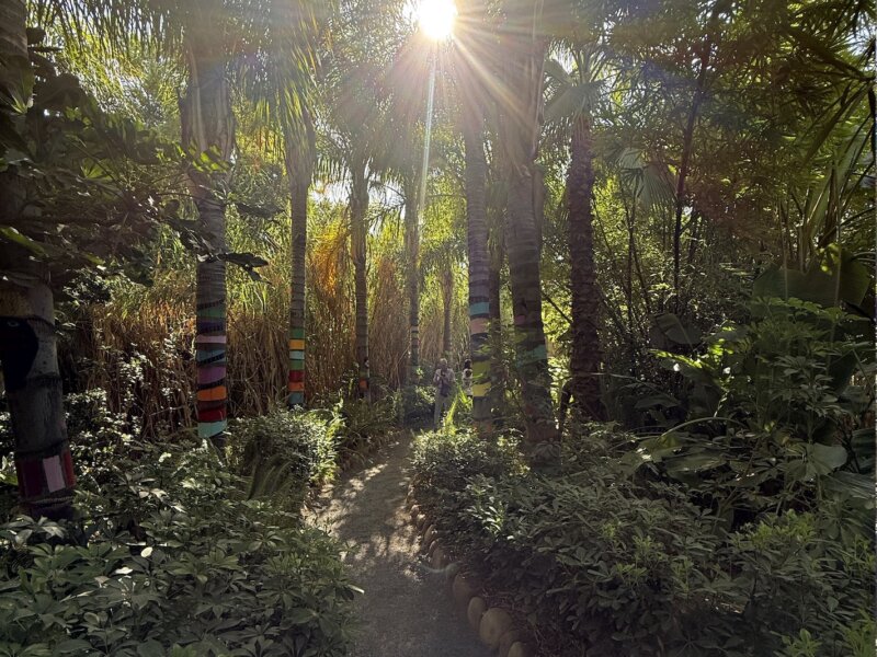 mit Kunst gesäumte Wege führen durch den Jardin Anima