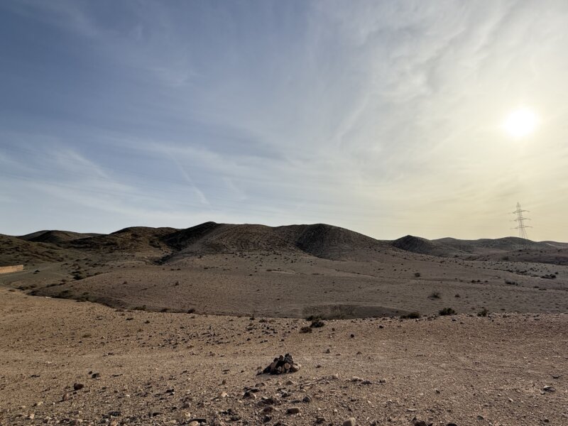 Blick von Agafay Hills in die Hügel der Wüste