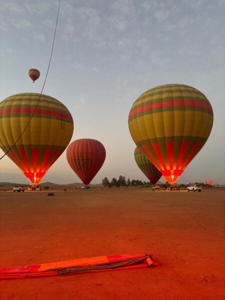 Heissluftballons werden in der Morgendämmerung aufgeblasen