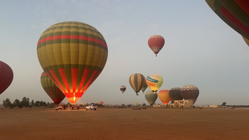 Heissluftballons werden in der Morgendämmerung aufgeblasen