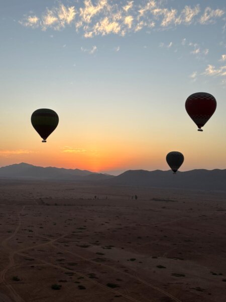 Blick aus dem Heissluftballon ins Umland mit Sicht auf die anderen Heissluftballons