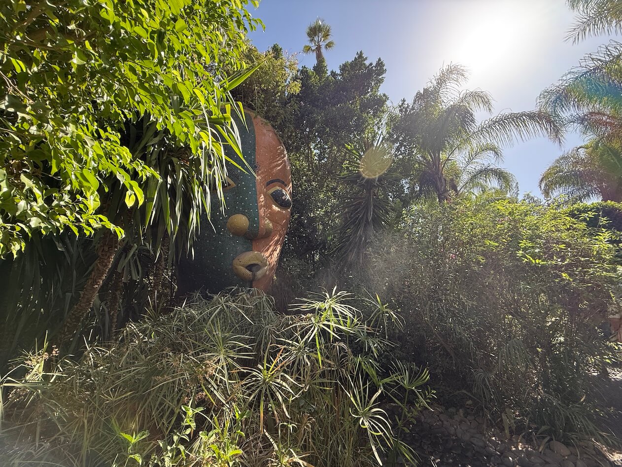 mit Kunst gesäumte Wege führen durch den Jardin Anima