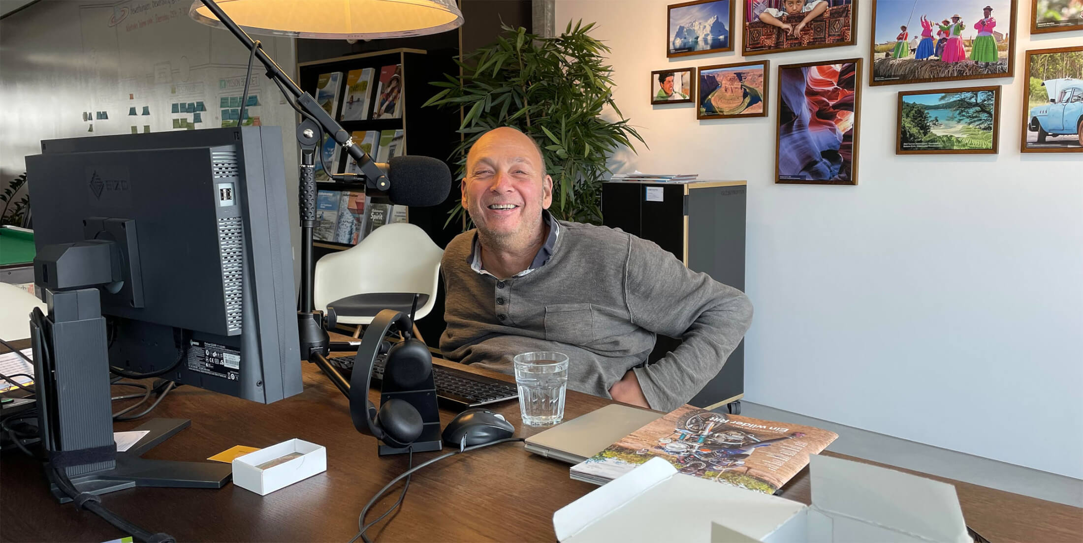 Roland Bigler berät in der Globetrotter-Filiale Liebefeld Menschen im Rollstuhl. © Gregor Waser