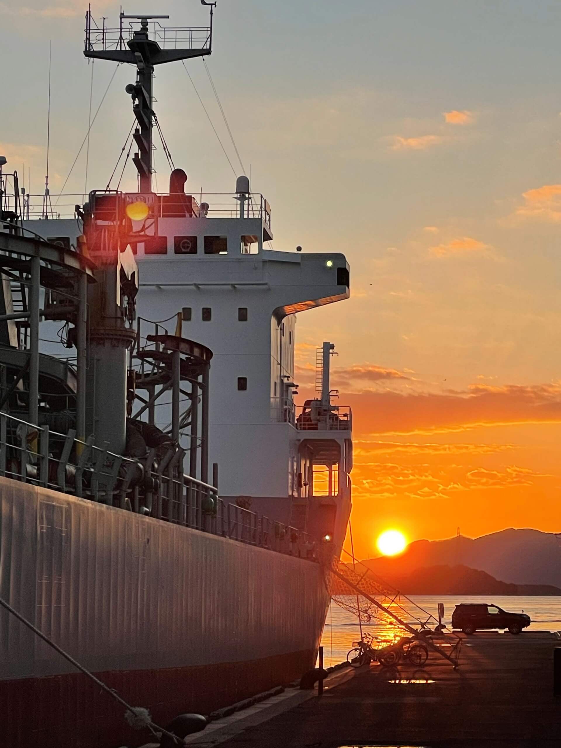 Sonnenuntergang im Hafen von Onomichi in Japan