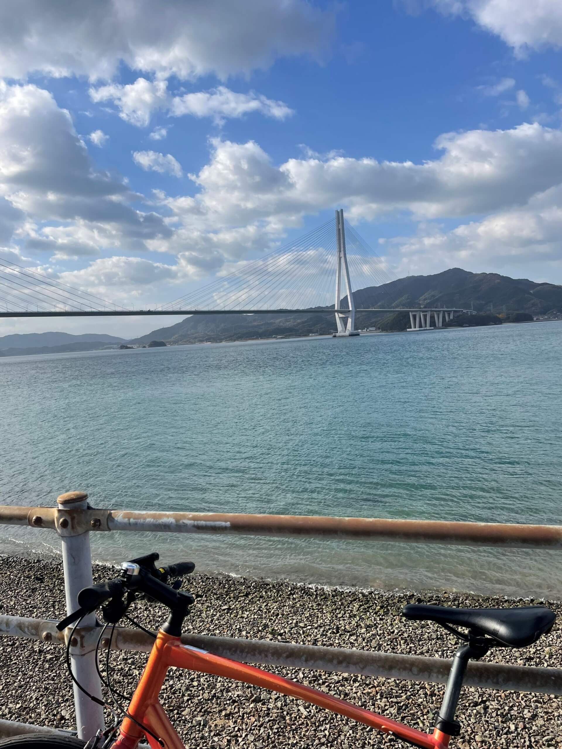 Rad vor einer Brücke in Setoda in Japan