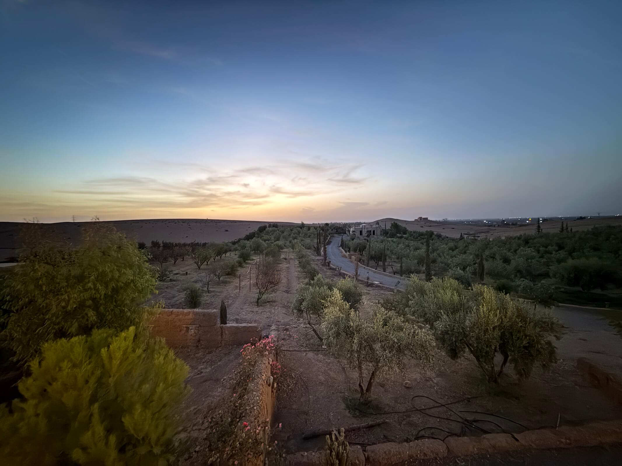 Blick von Agafay Hills in die Hügel der Wüste