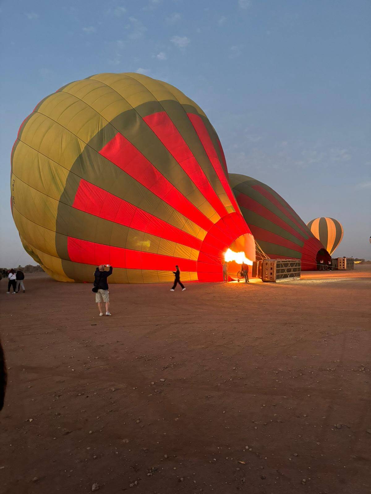 Blick aus dem Heissluftballon ins Umland mit Sicht auf die anderen Heissluftballons