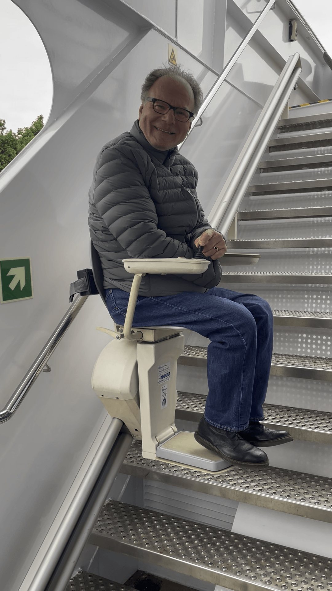 Alex Oberholzer auf dem Treppenlift auf der MS Antonio Bellucci.