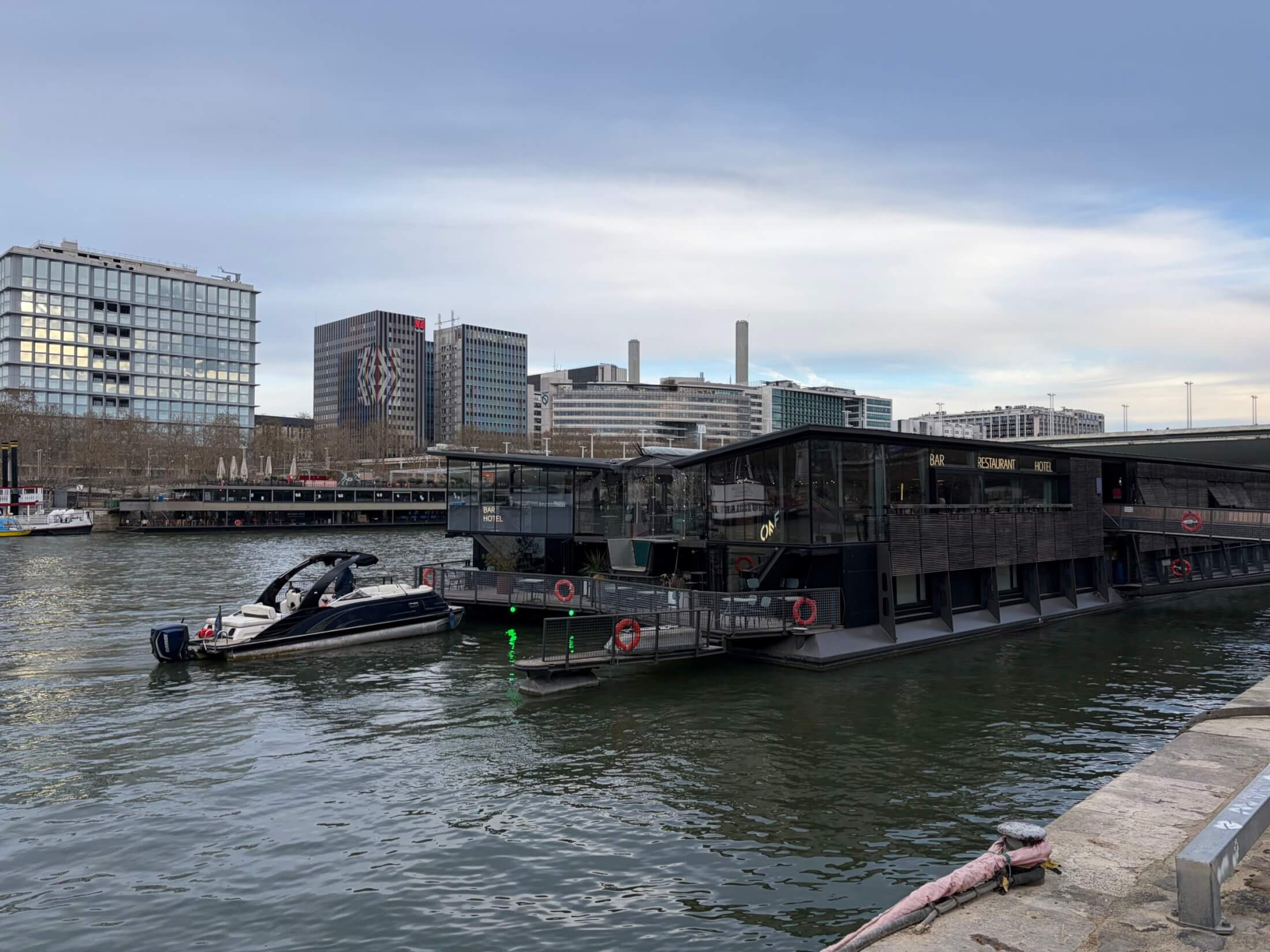 Travelistas_Paris_offparisseine_aussen