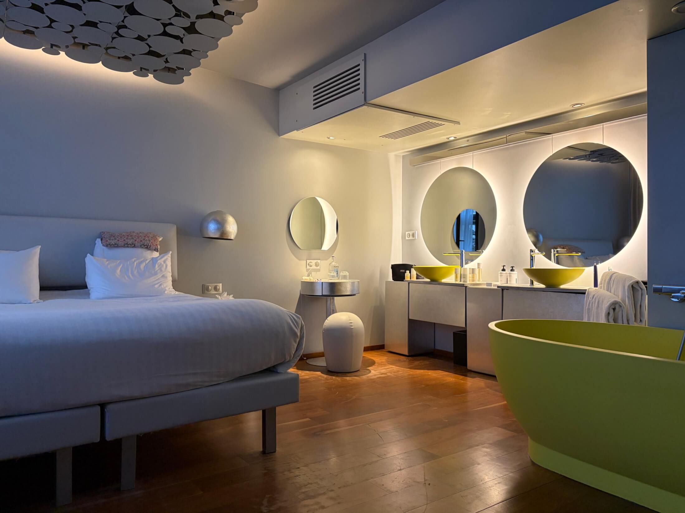 Travelistas_Paris_offparisseine_SEINE VIEW ROOM