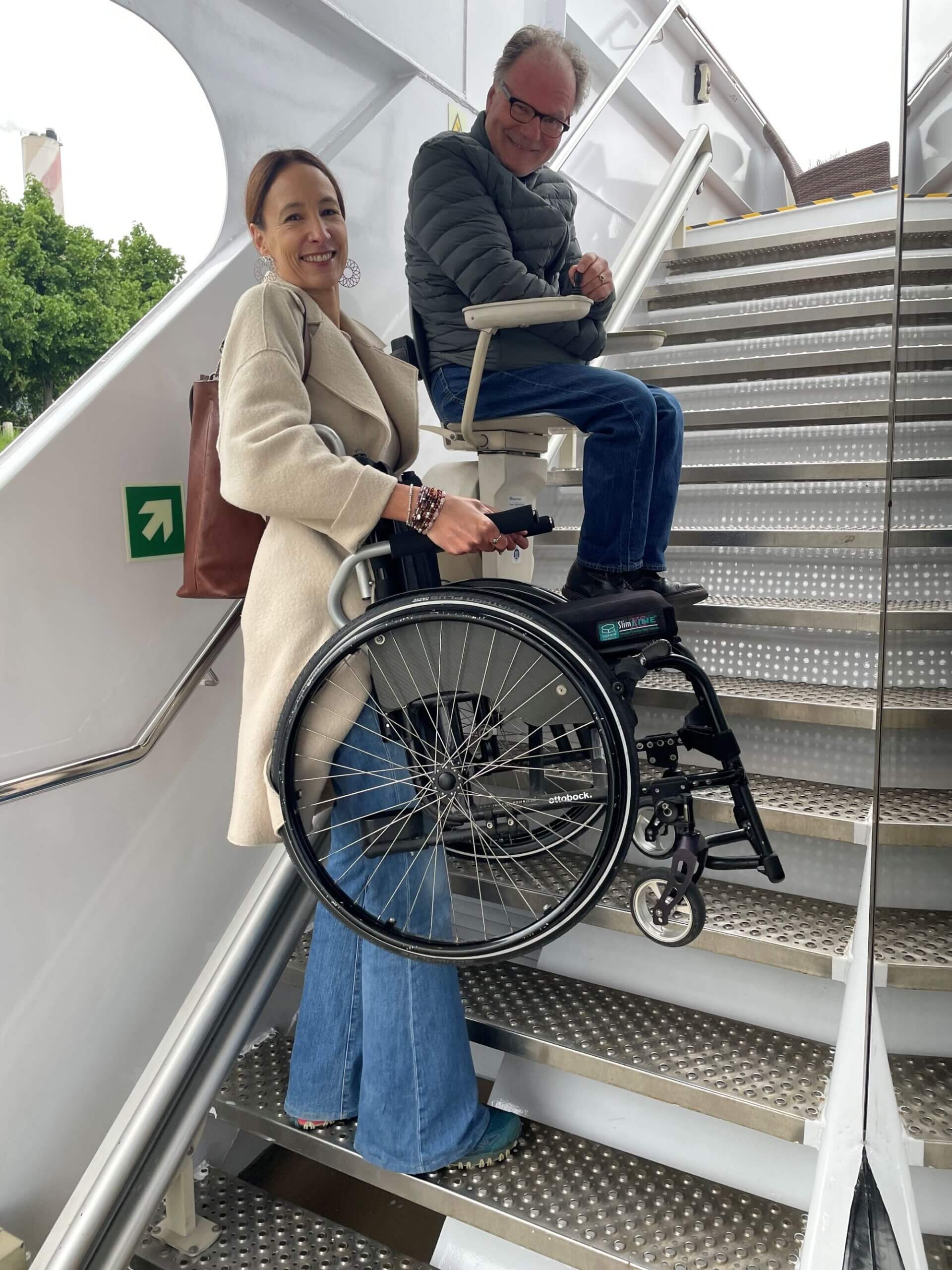 Alex Oberholzer auf dem Treppenlift auf der MS Antonio Bellucci.