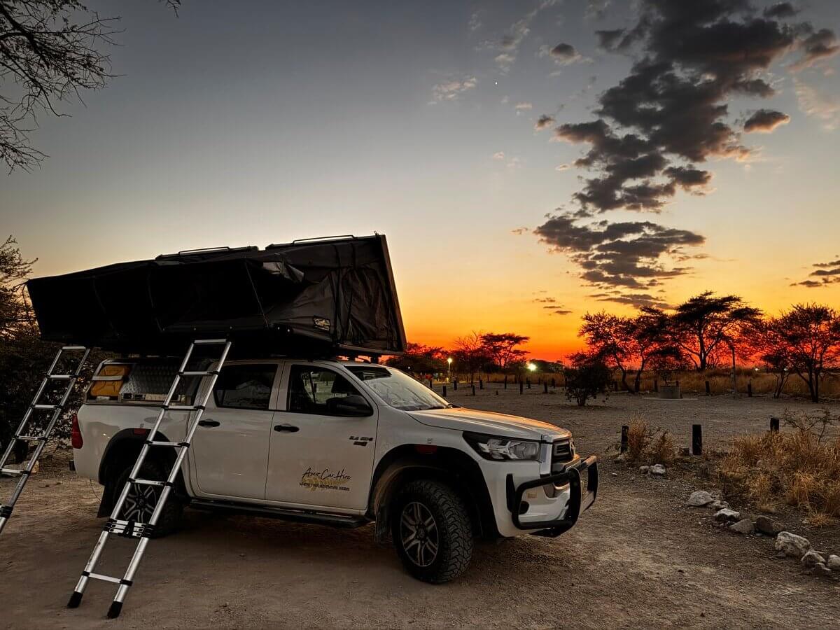 Camping im Dachzelt im Etosha Nationalpark in Namibia