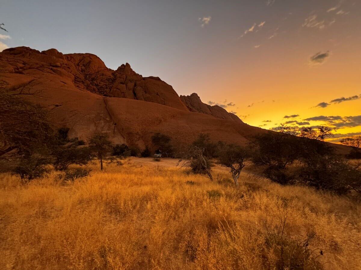 Spitzkoppe in Namibia kurz vor Sonnenaufgang