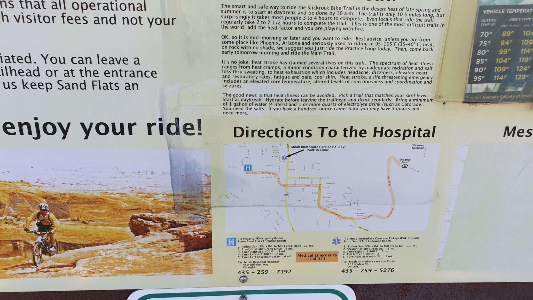 Ein Schild am Slickrock Bike Trail zeigt den Weg zum nächsten Krankenhaus.