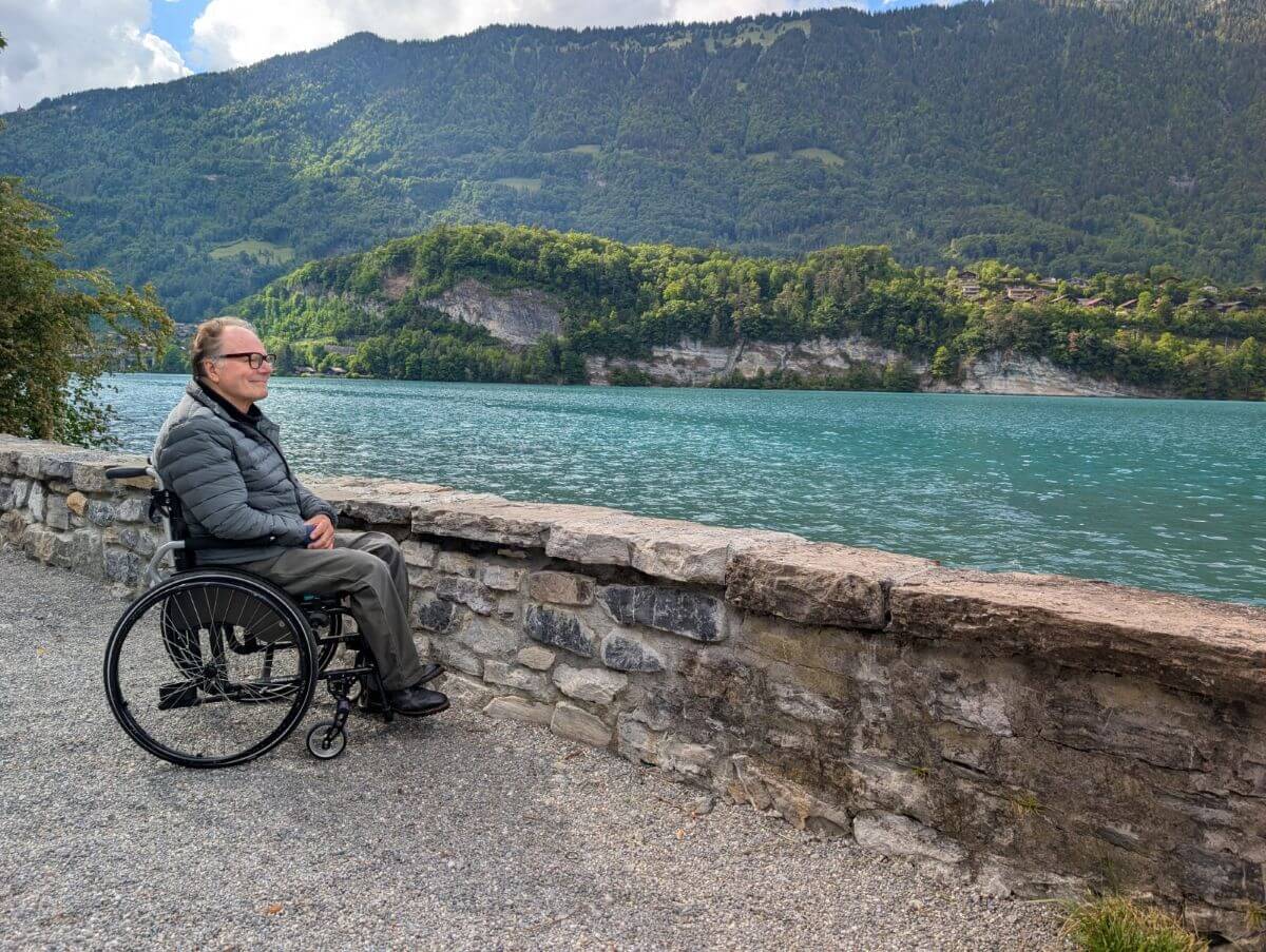 Alex Oberholzer vor dem Brienzer See