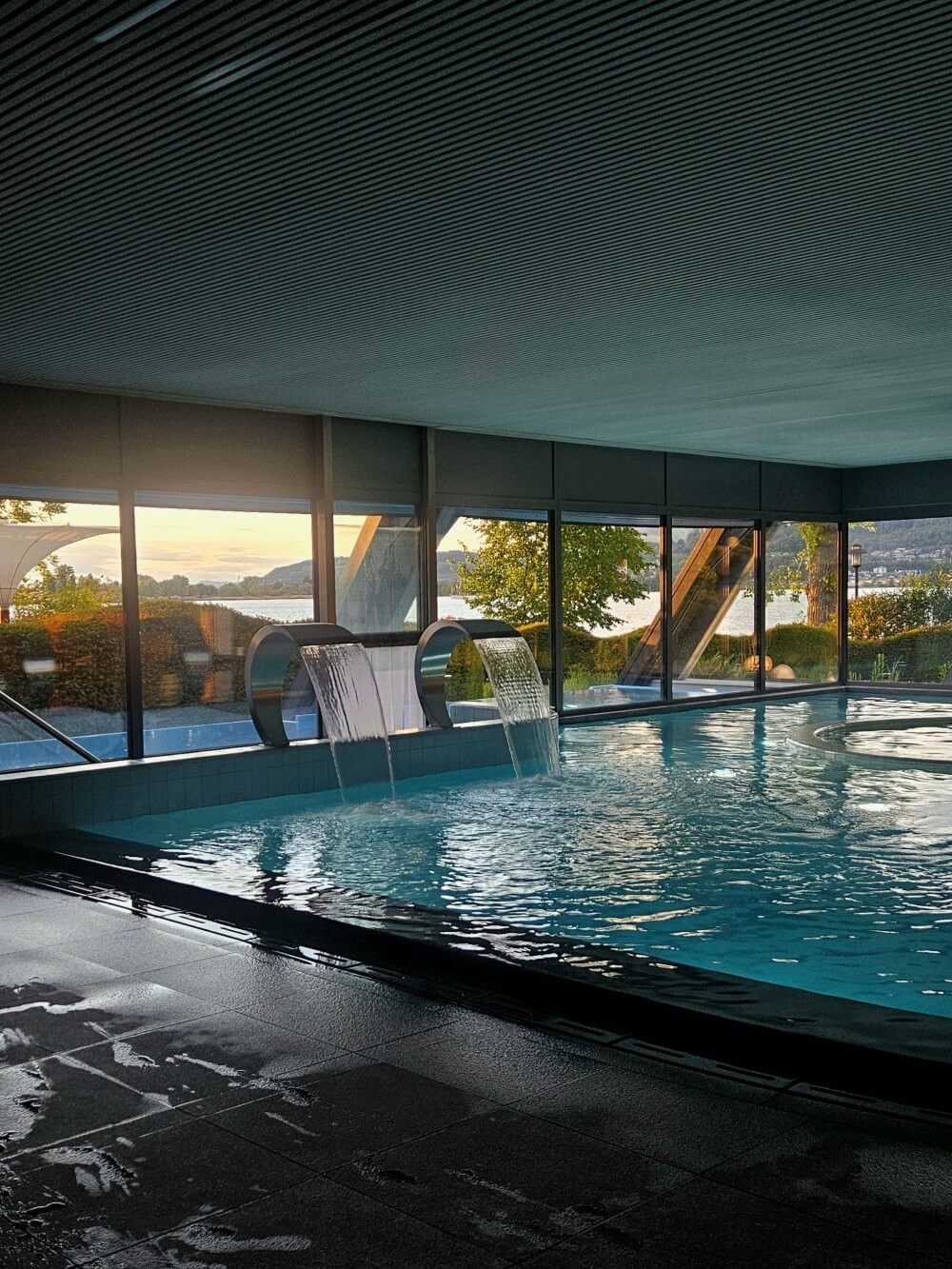 Der Indoor Pool im Deltapark Vitalresort