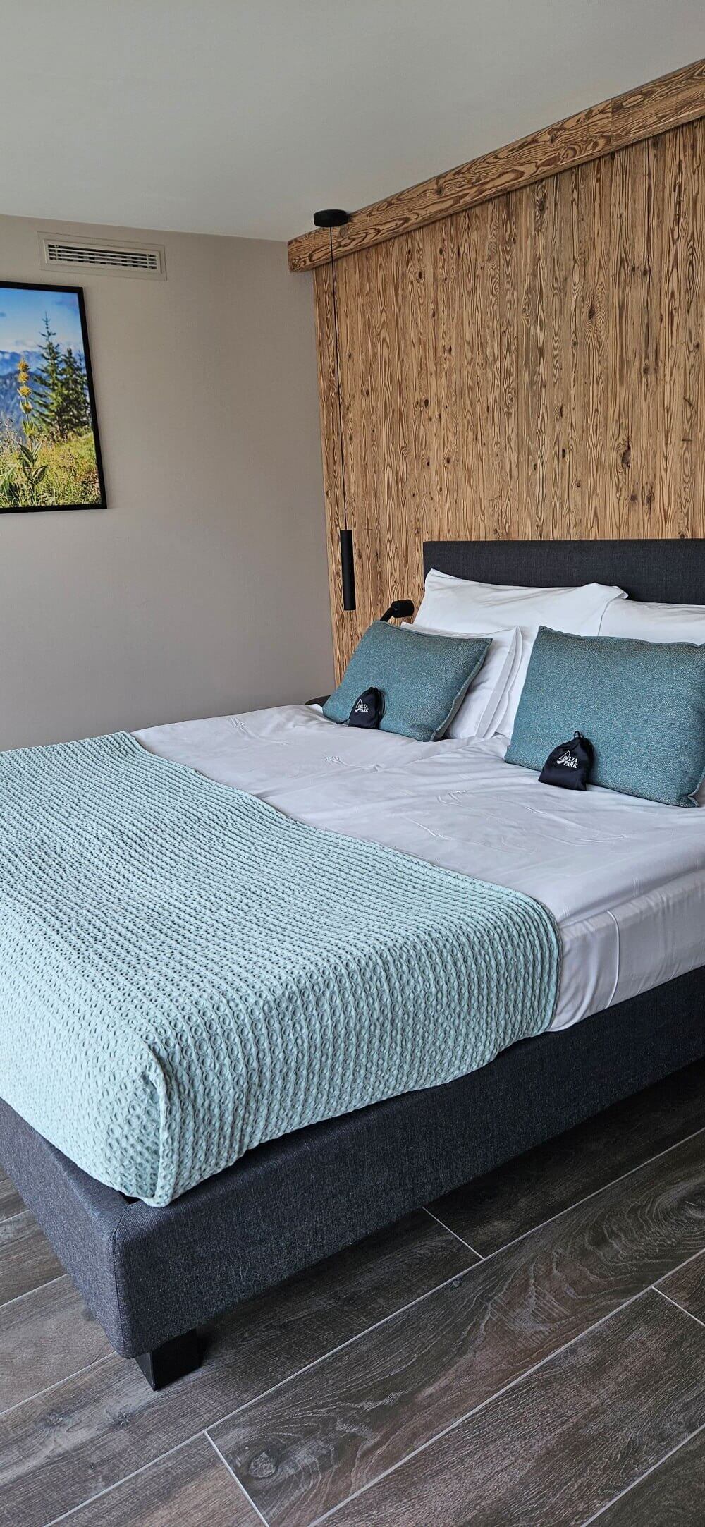 Bett Kamin in der Wellness Suite im Deltapark Vitalresort