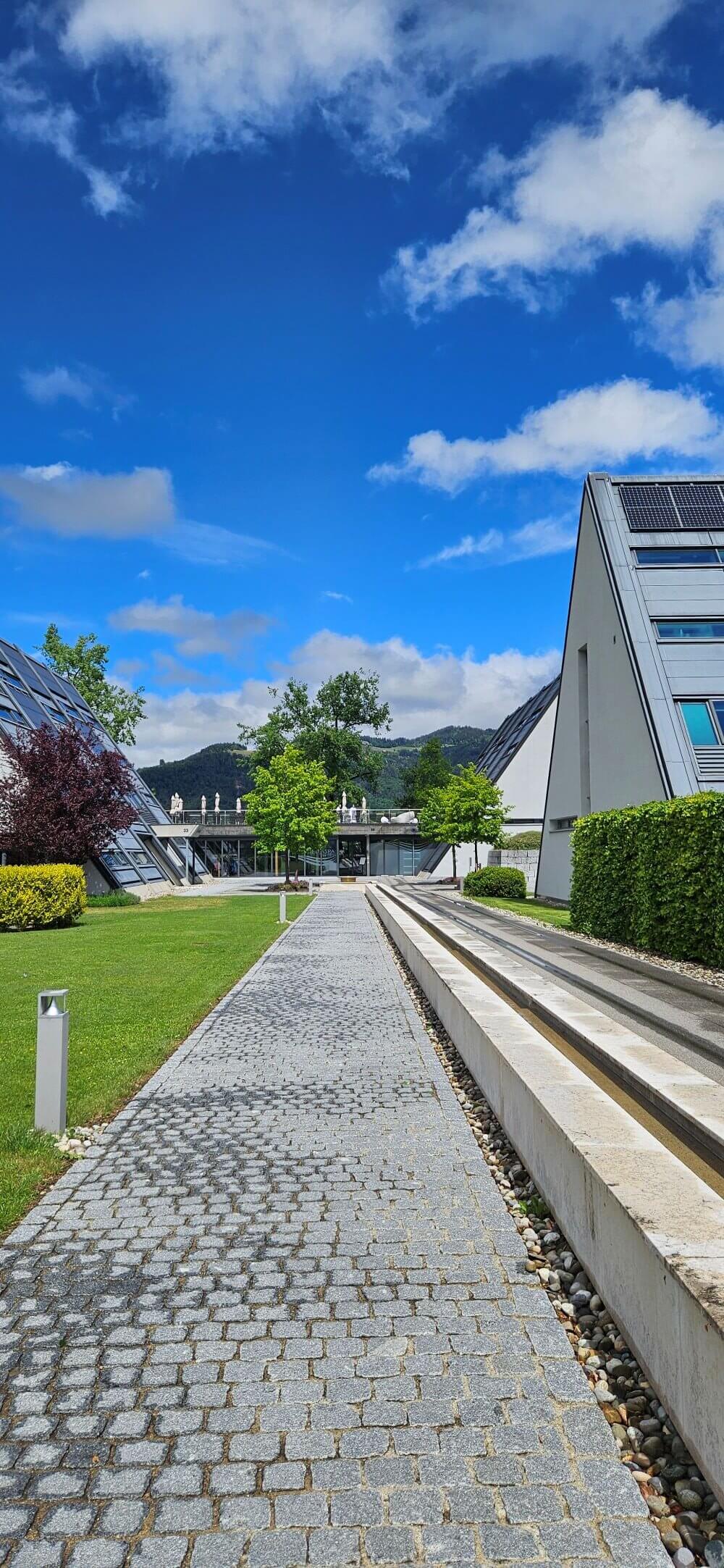 Die Anlage des Deltapark Vitalresort von aussen