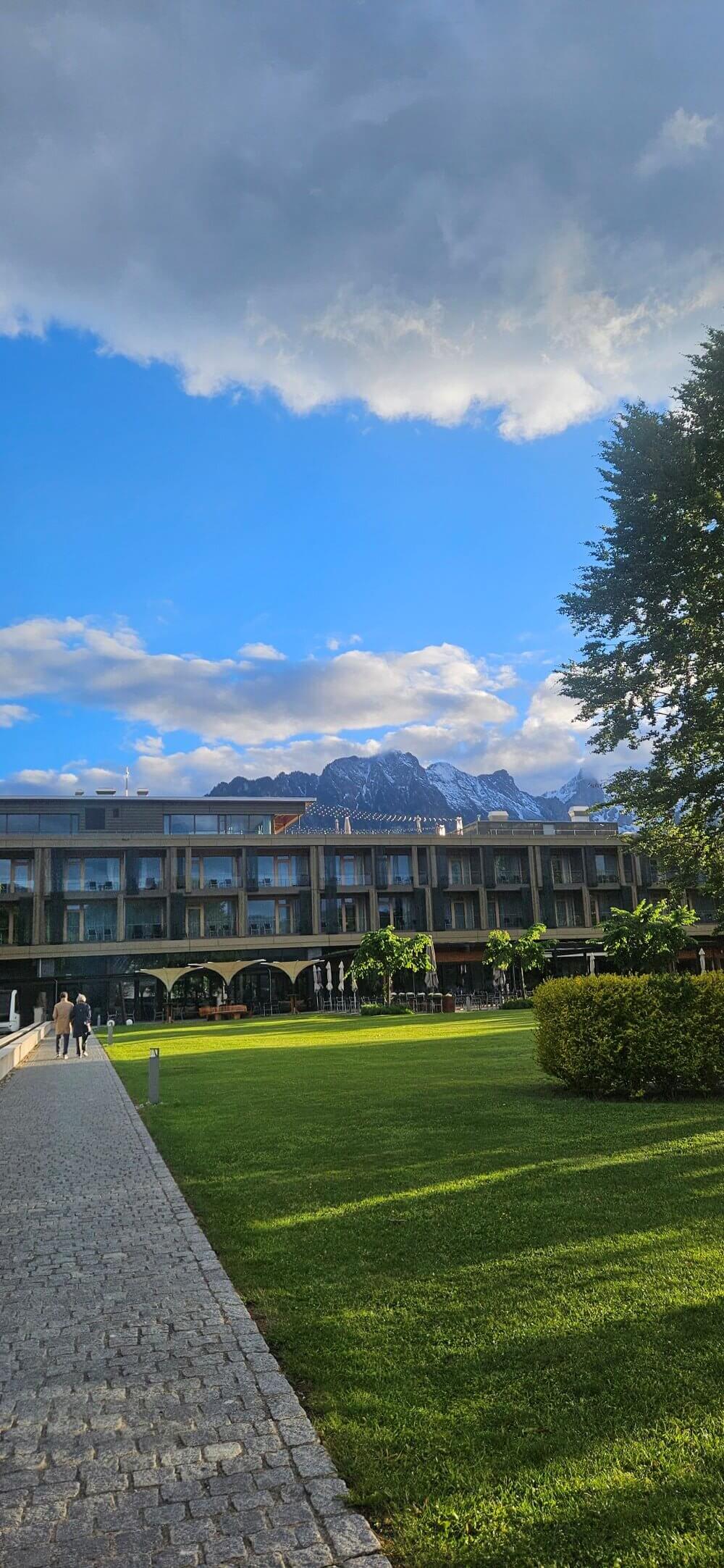 Die Anlage des Deltapark Vitalresort von aussen