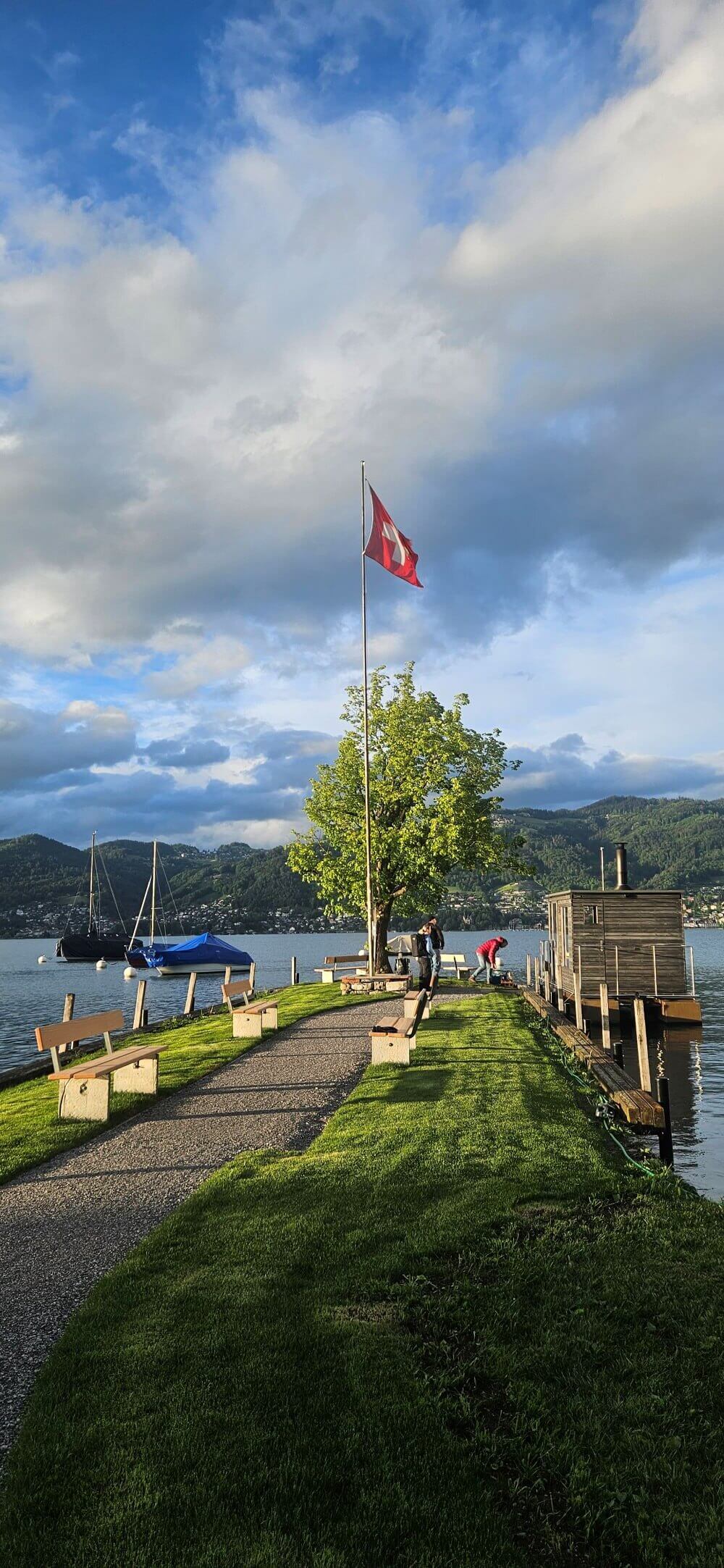 Das Deltapark Vitalresort liegt direkt am Thunersee