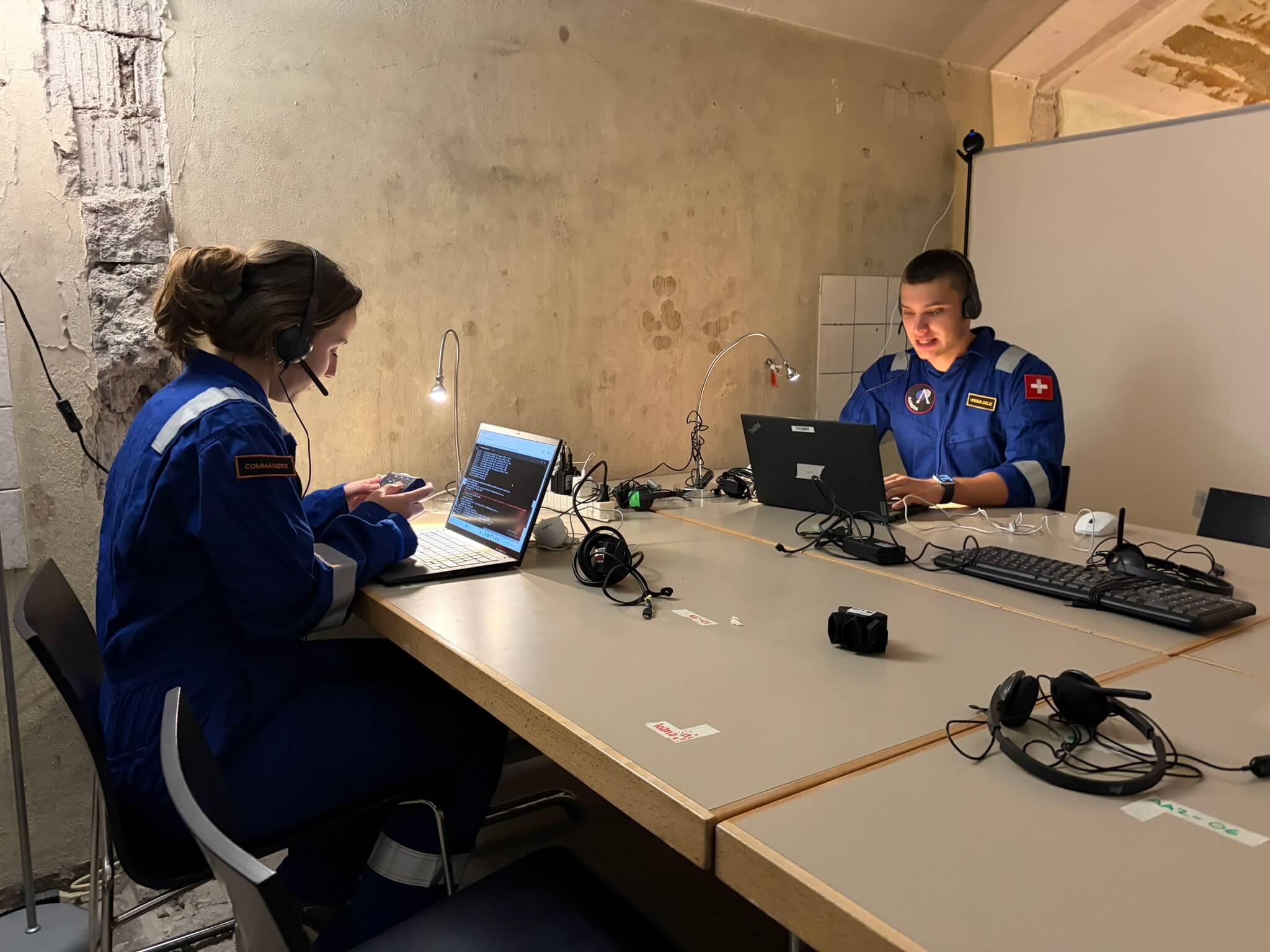 Das Team bei der Auswertung von Daten