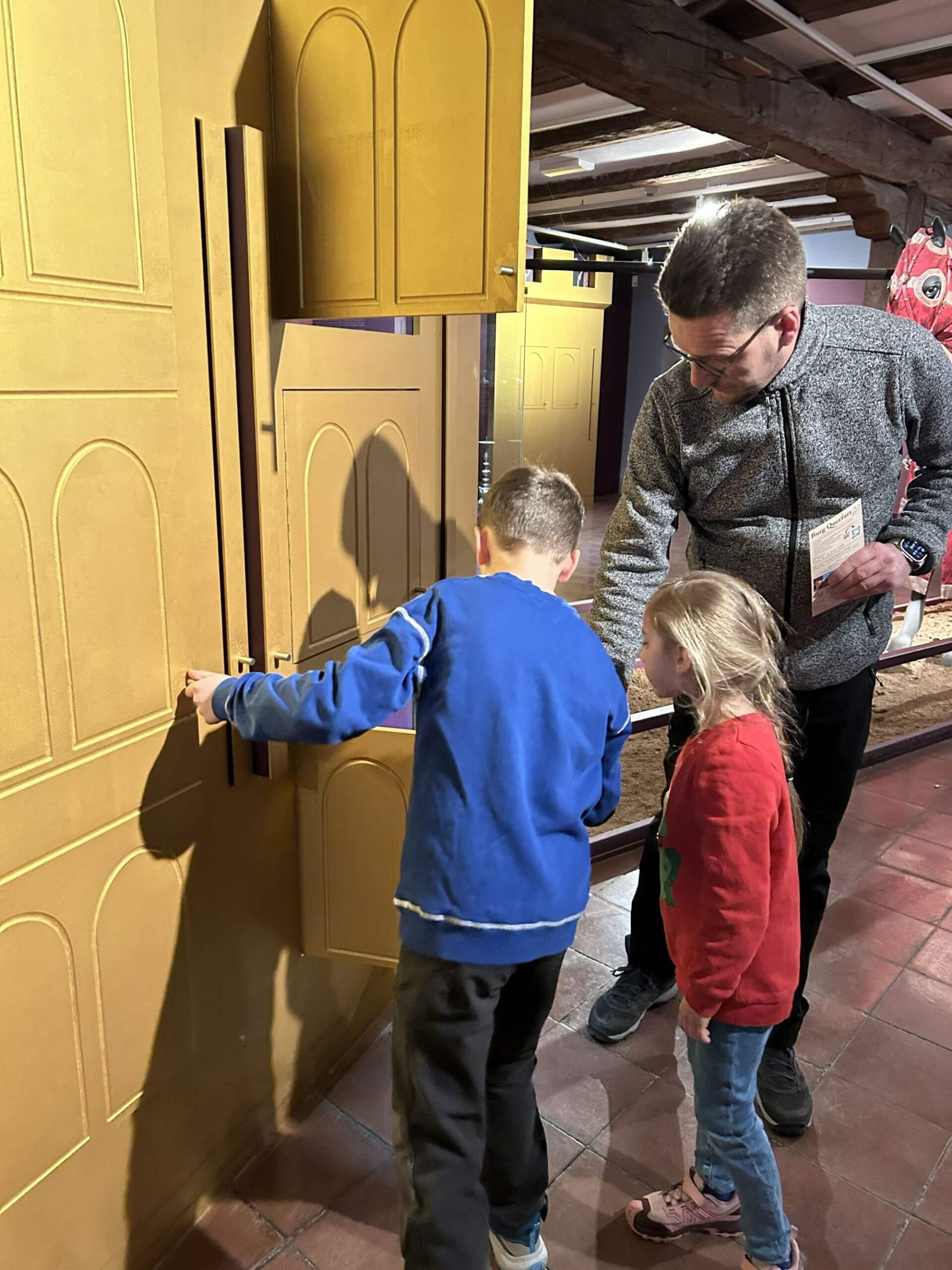 Mann mit Kindern in Ausstellung