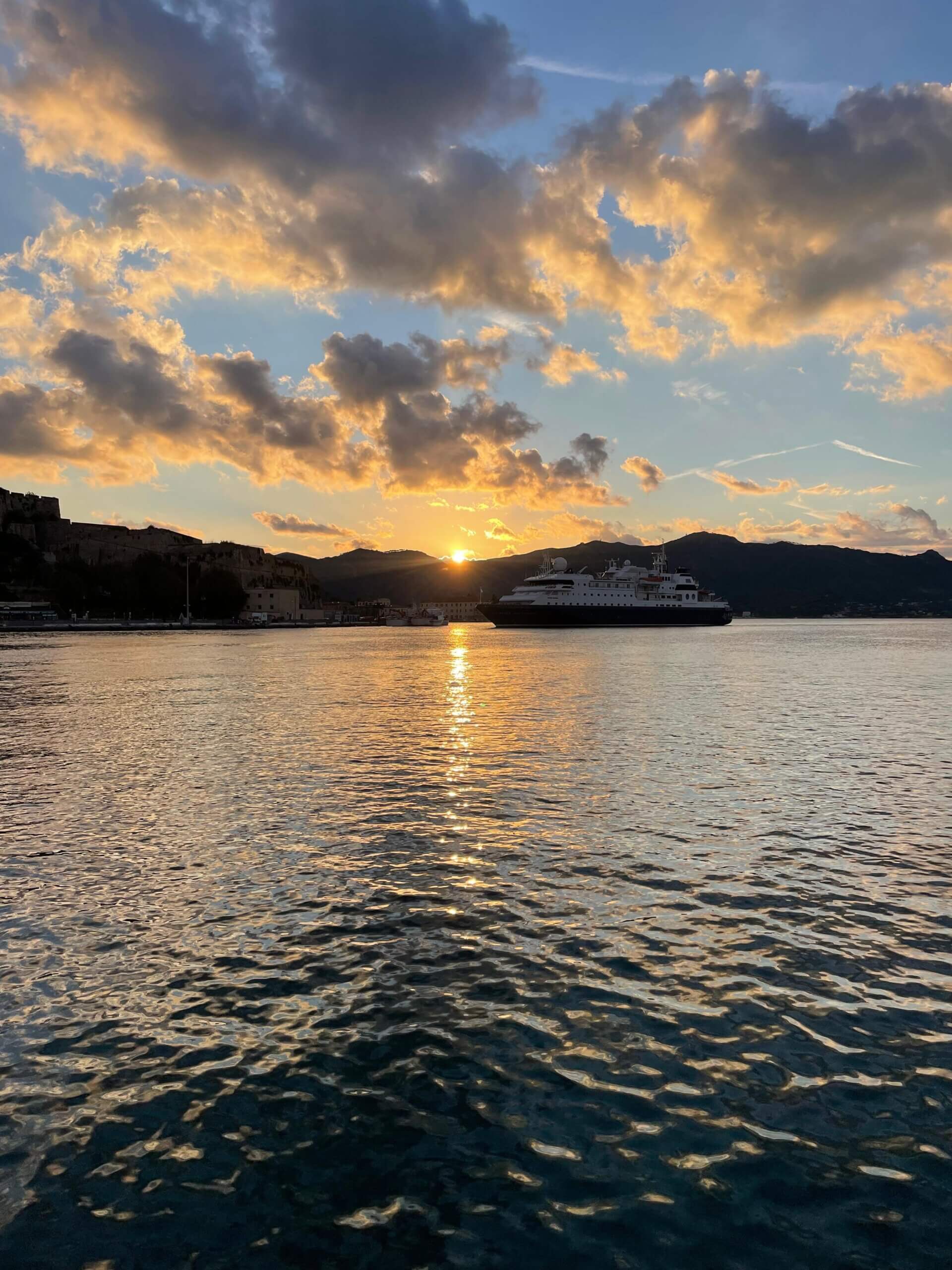 Fähre vor Elba zum Sonnenuntergang