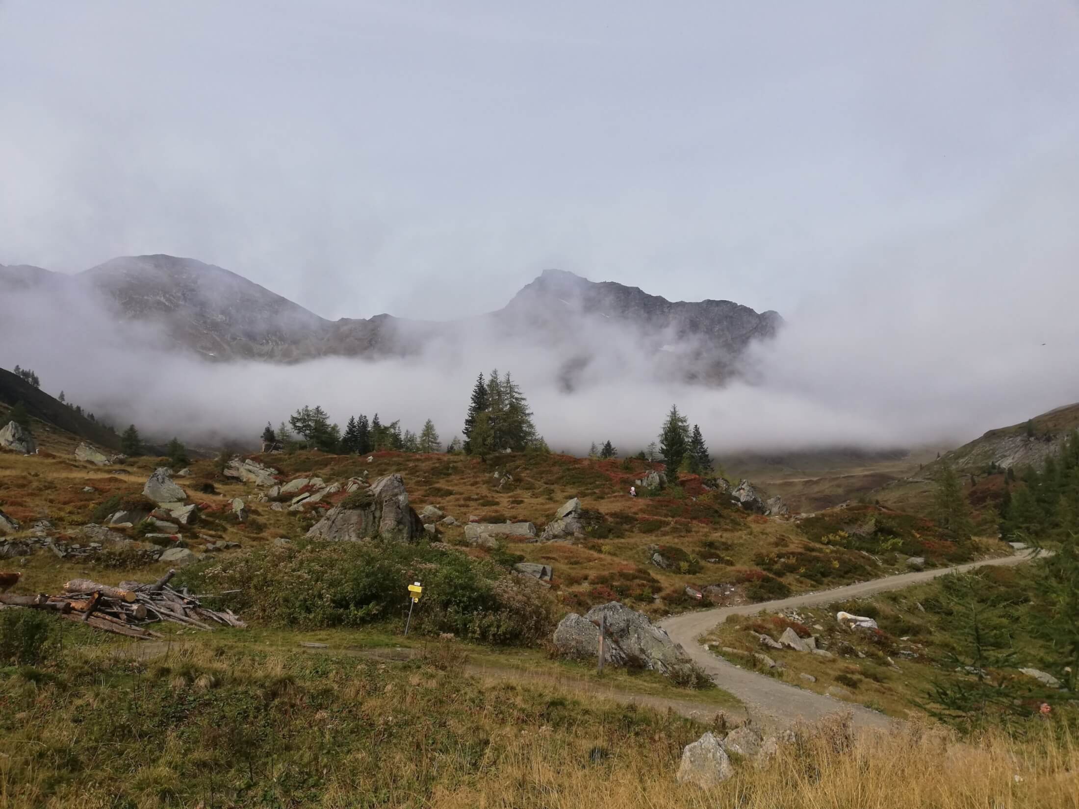 berge, Wiesen und Steine in Kärnten, darüber hängen Wolken