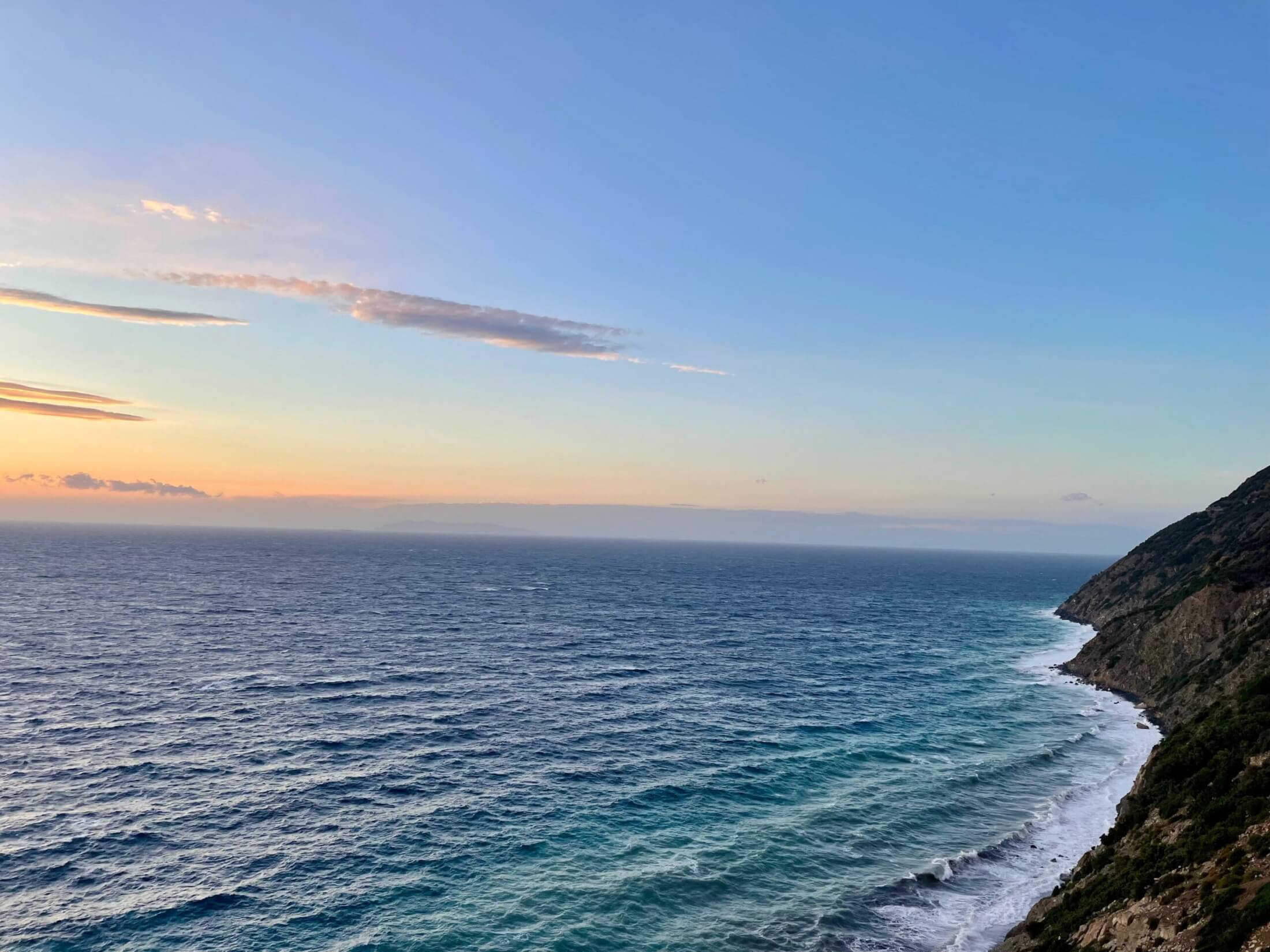 Blick auf das Meer vor Elba, Sonnenuntergangsstimmung und Klippen