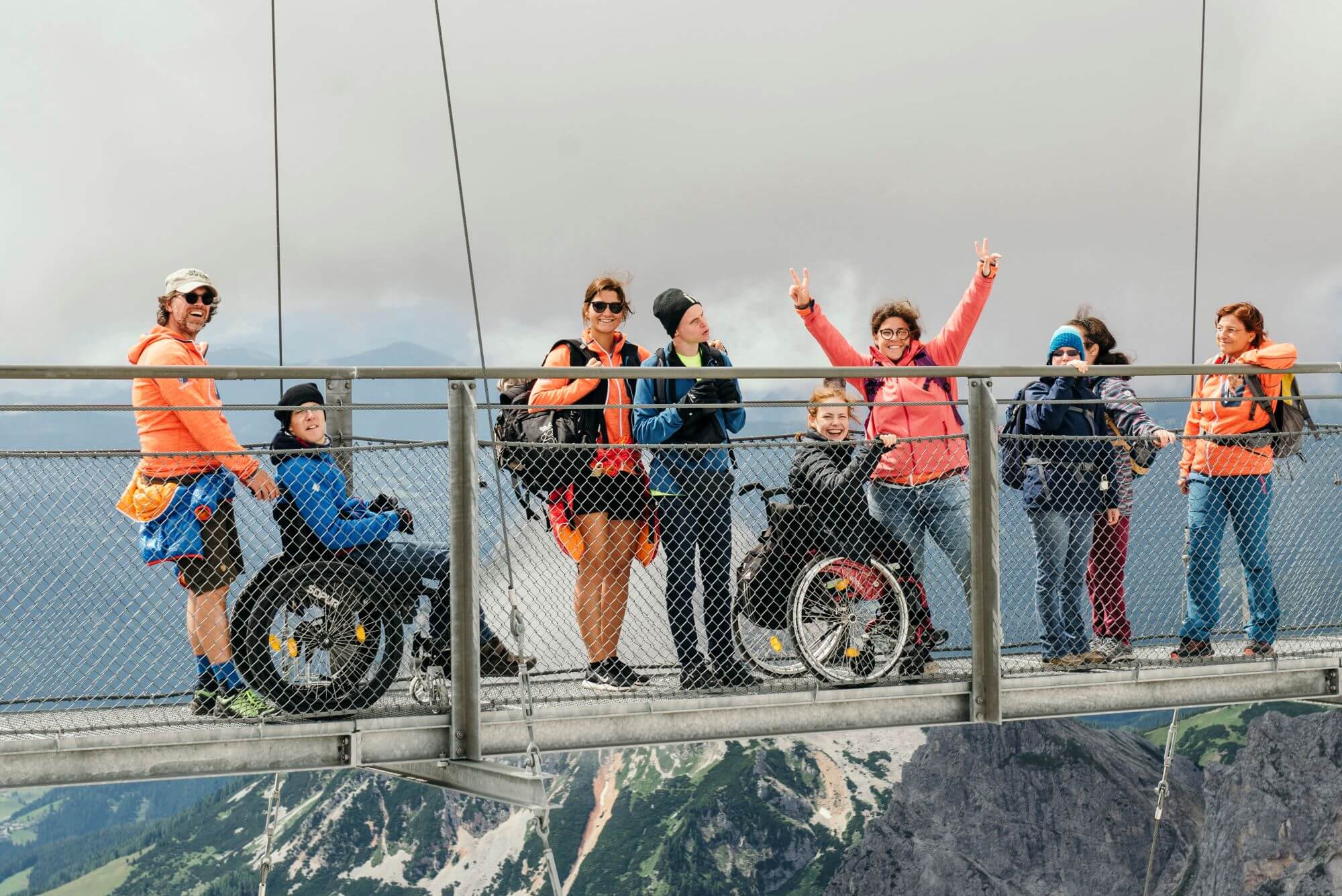 Hängebrücke in der Region Schladming-Dachstein, auf der 8 Menschen sind, zwei davon sitzen im Rollstuhl