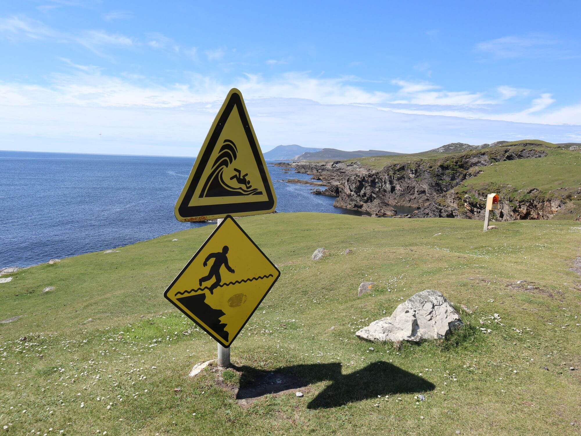 gelbe Shilder mit Achtung Abgrund in Achill