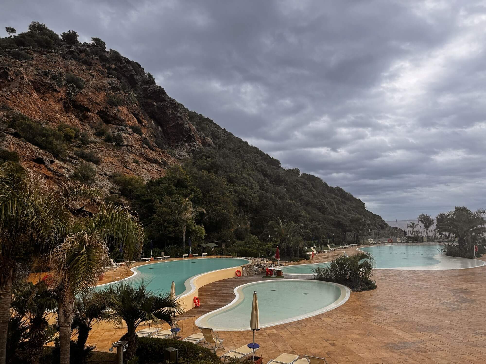 Reka-Feriendorf Ortano Mare auf Elba, drei Pools, links beginnt ein Hügel
