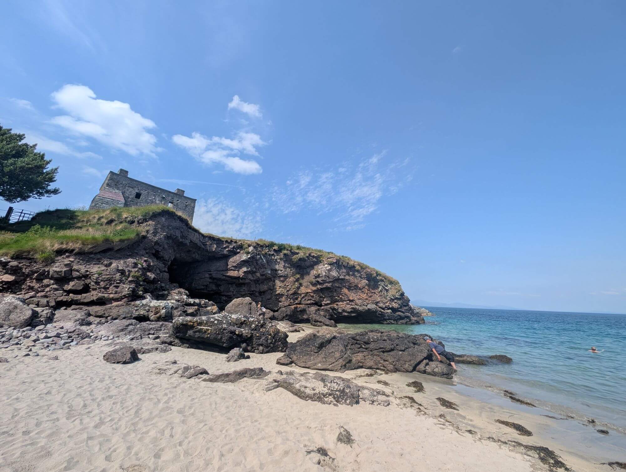 Sandstrand, Felsen und türkises Meer