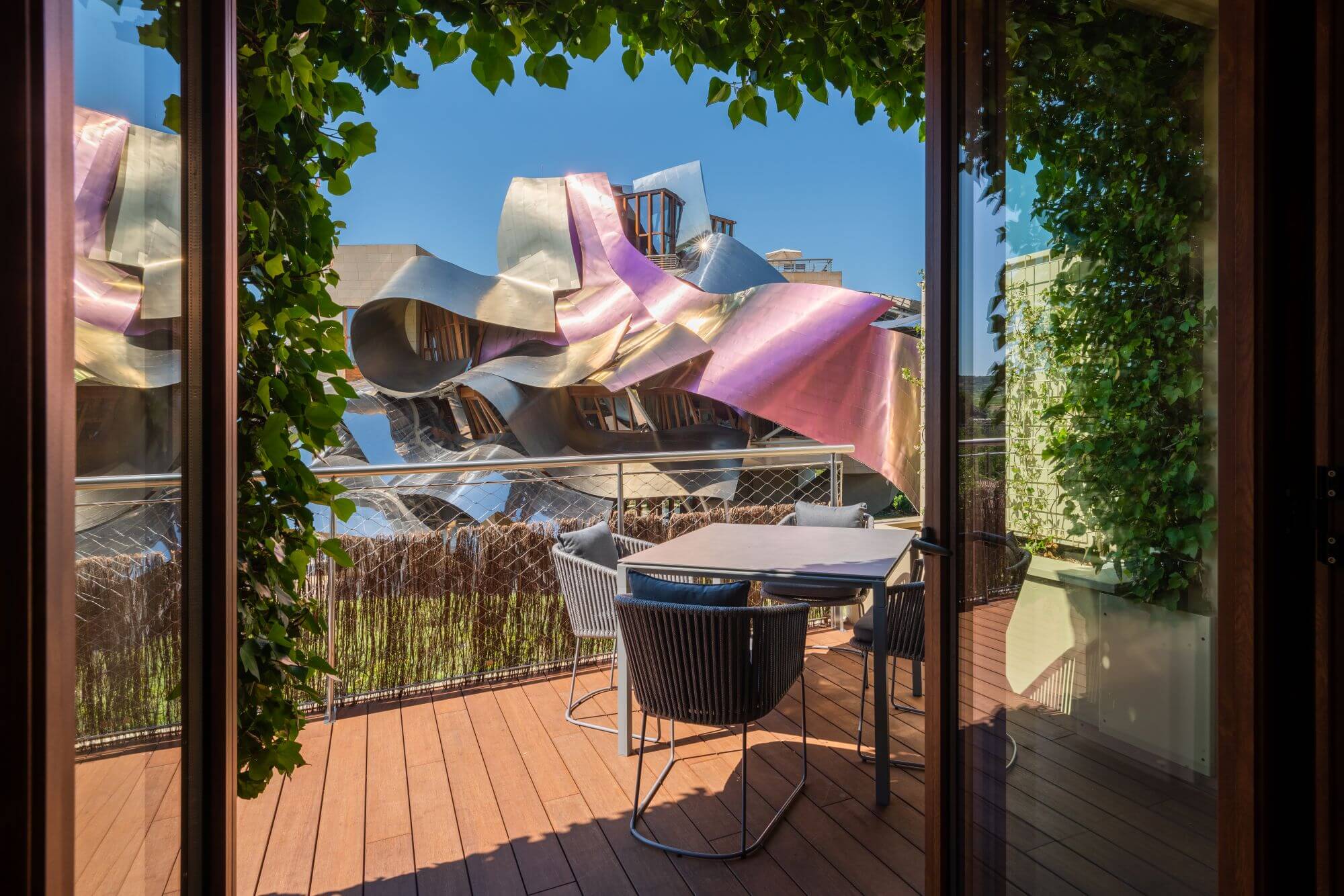 Blick durchs Fenster auf Moderne Konstruktion des Marques de Riscal