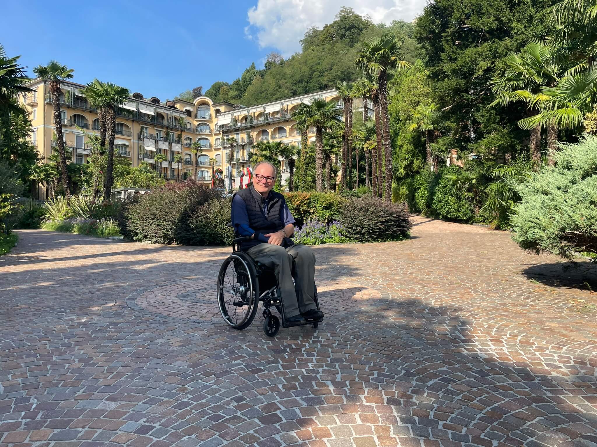 Alex Oberholzer im Rollstuhl im Hotelpark der Villa Castagnola