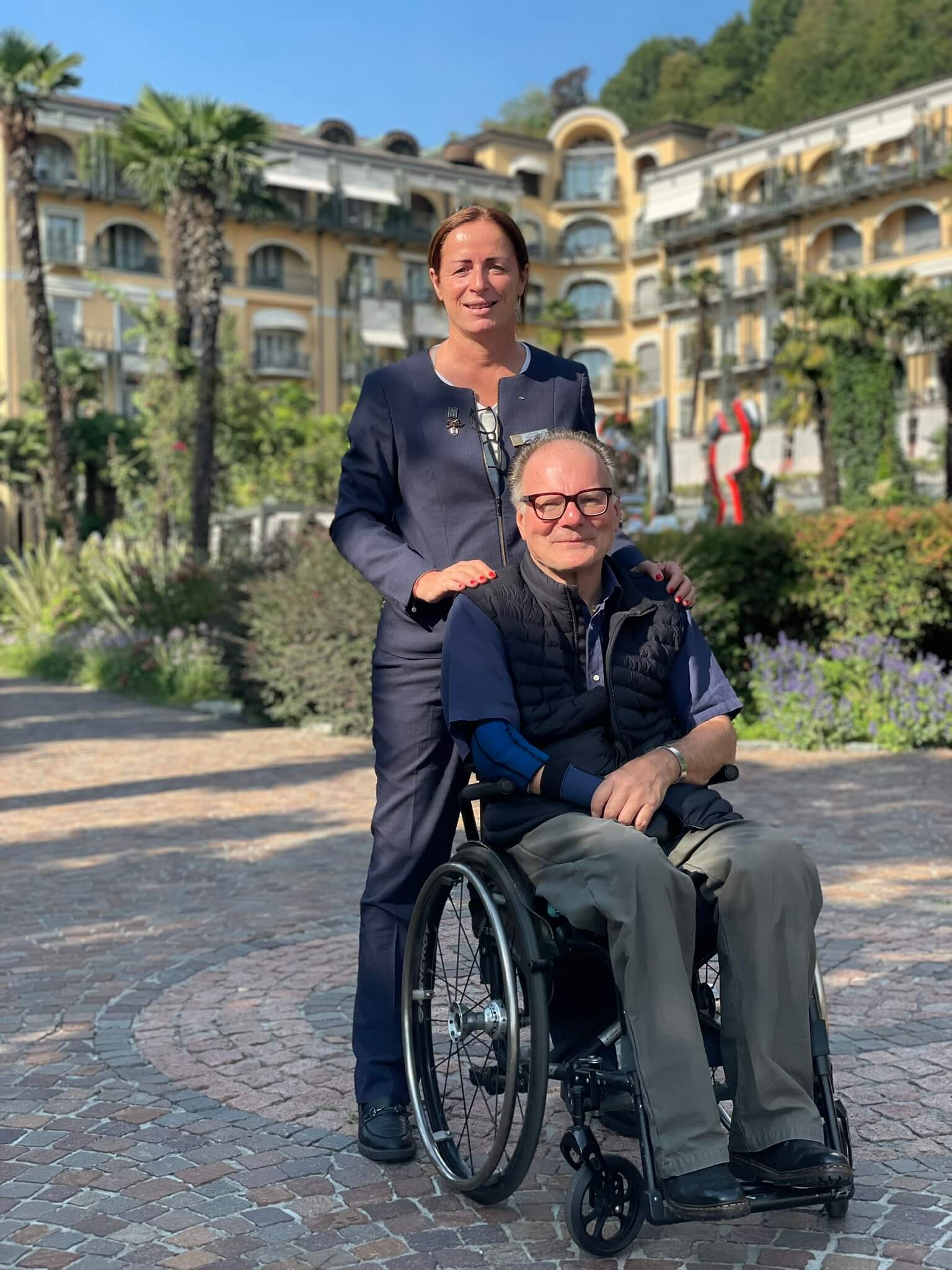Alex mit Antonella im Hotelpark der Villa Castagnola, im Hintergrund das Hotel