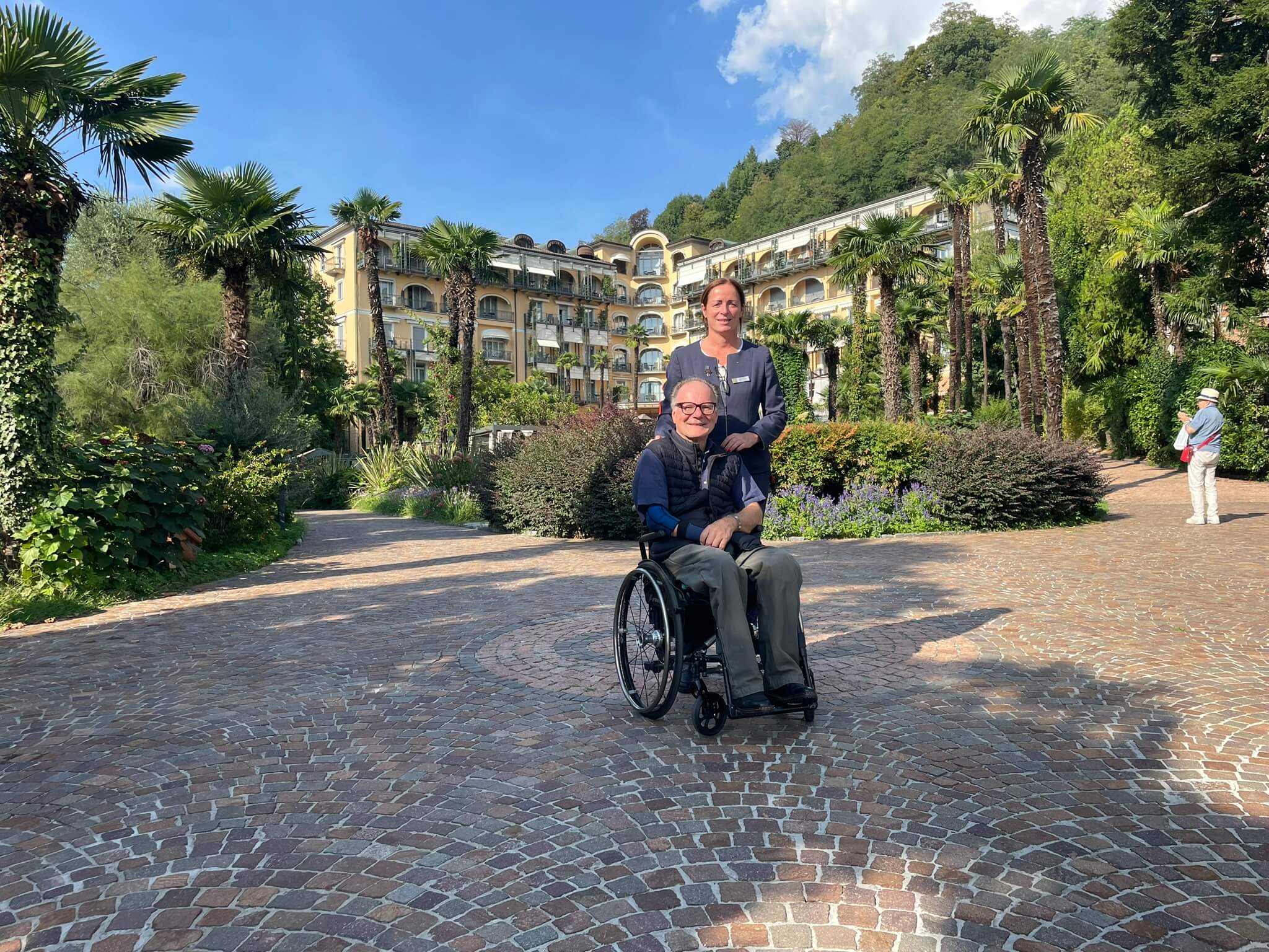 Alex mit Antonella im Hotelpark der Villa Castagnola, im Hintergrund das Hotel