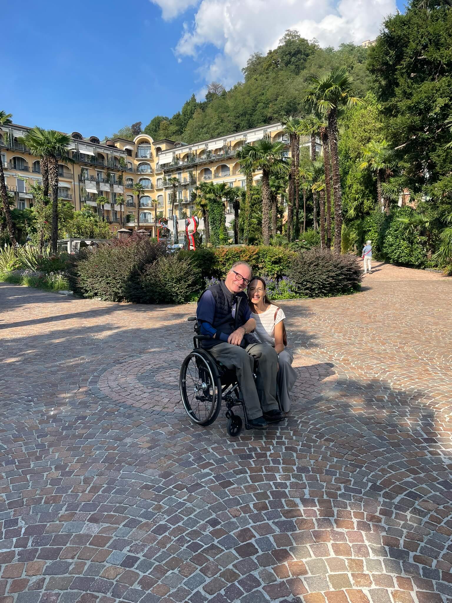 Alex mit Vanessa im Hotelpark der Villa Castagnola, im Hintergrund das Hotel