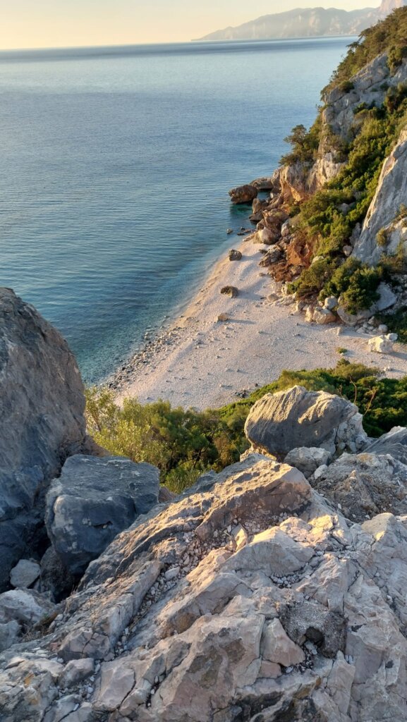 Blick auf Cala Fuilli: Felsen, Sandstrand und Meer
