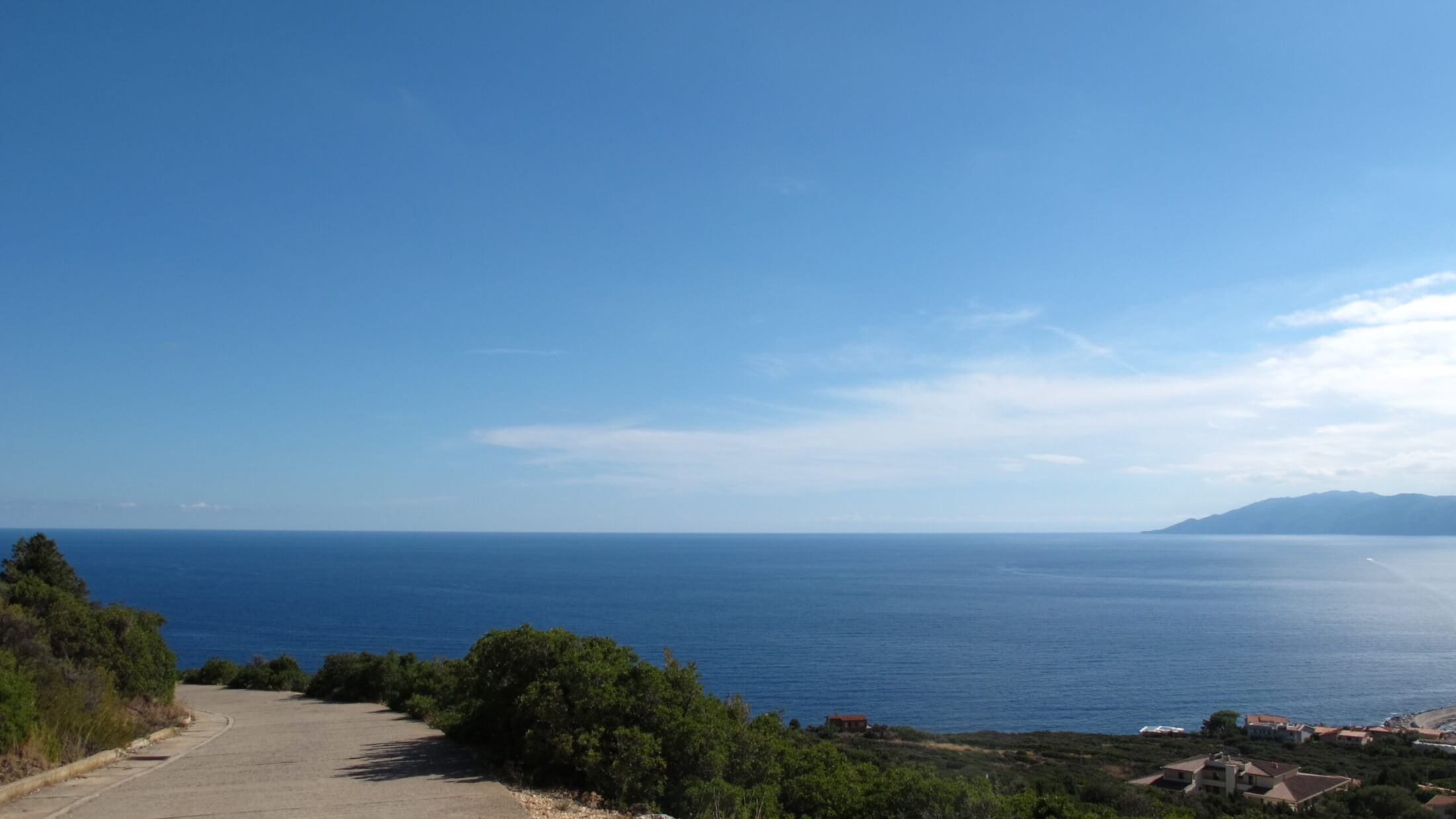 Blick auf Straße und Meer