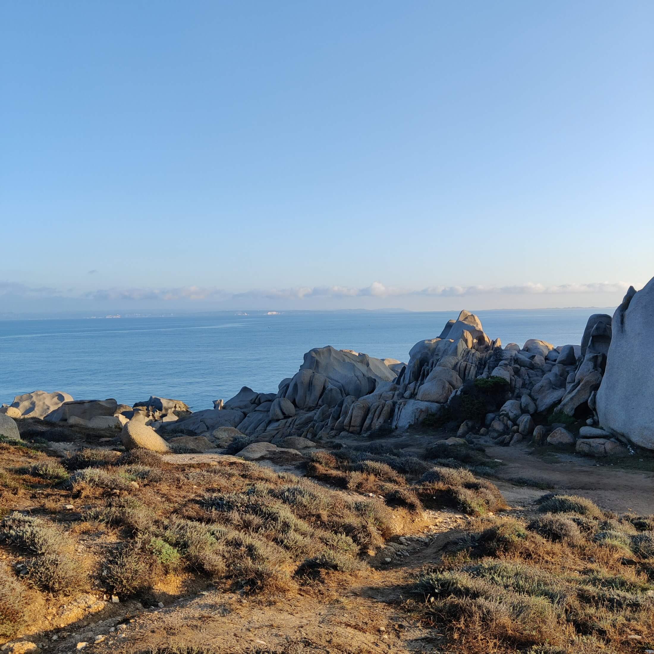 Capo Testa: Felsen und im Hintergrund blaues Meer