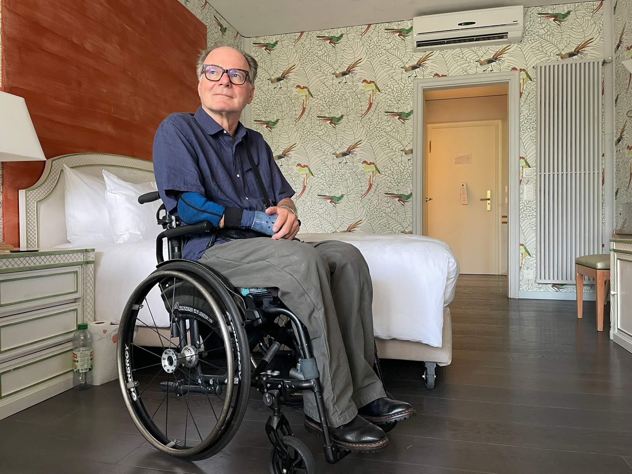Alex im Rollstuhl in einem Doppelzimmer Standard in der Villa Castagnola