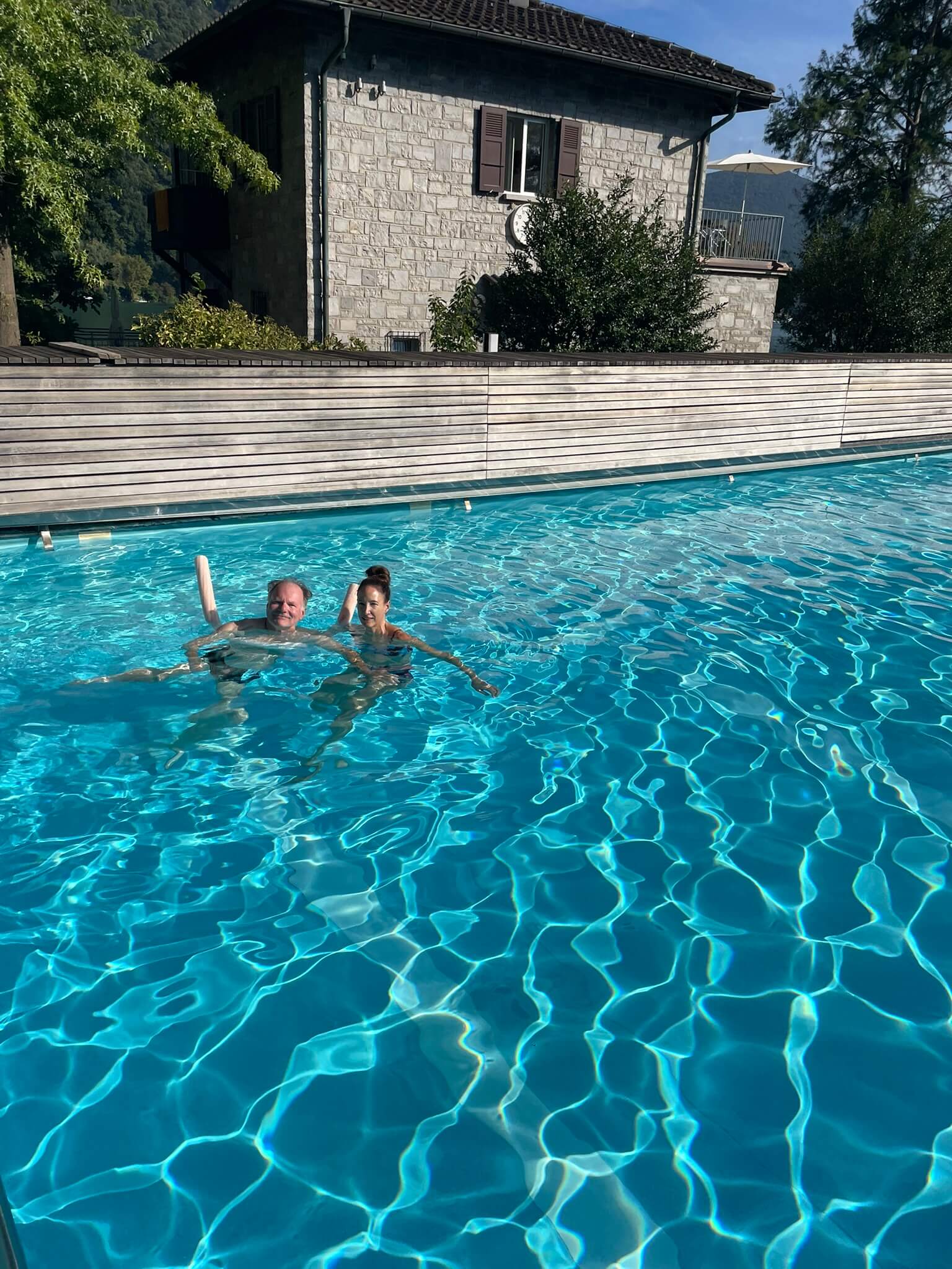 Alex und Vanessa im Pool des Centro Magliaso