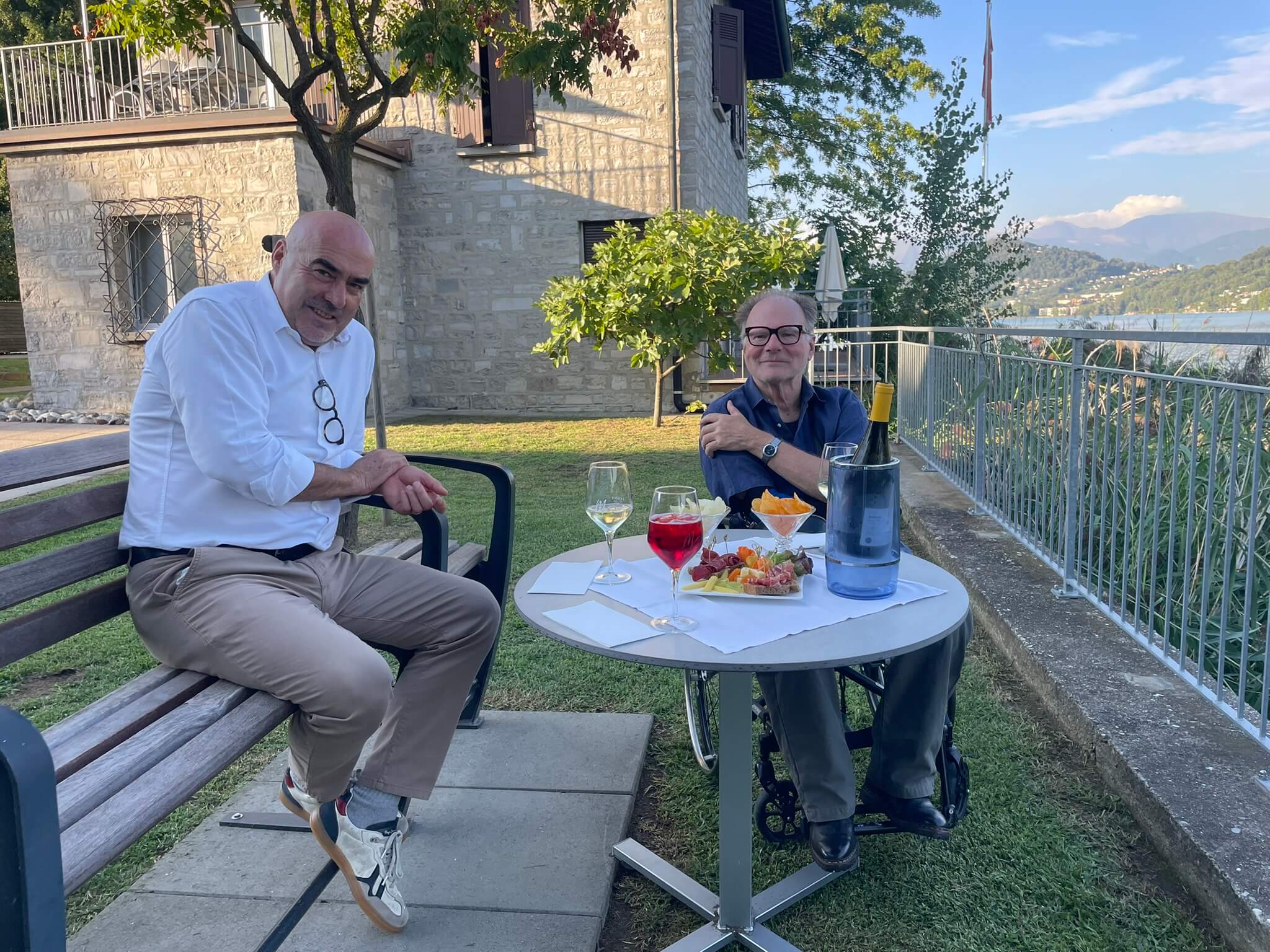 Roland Fischer und Alex Oberholzer bei einem Apero im Centro Magliaso