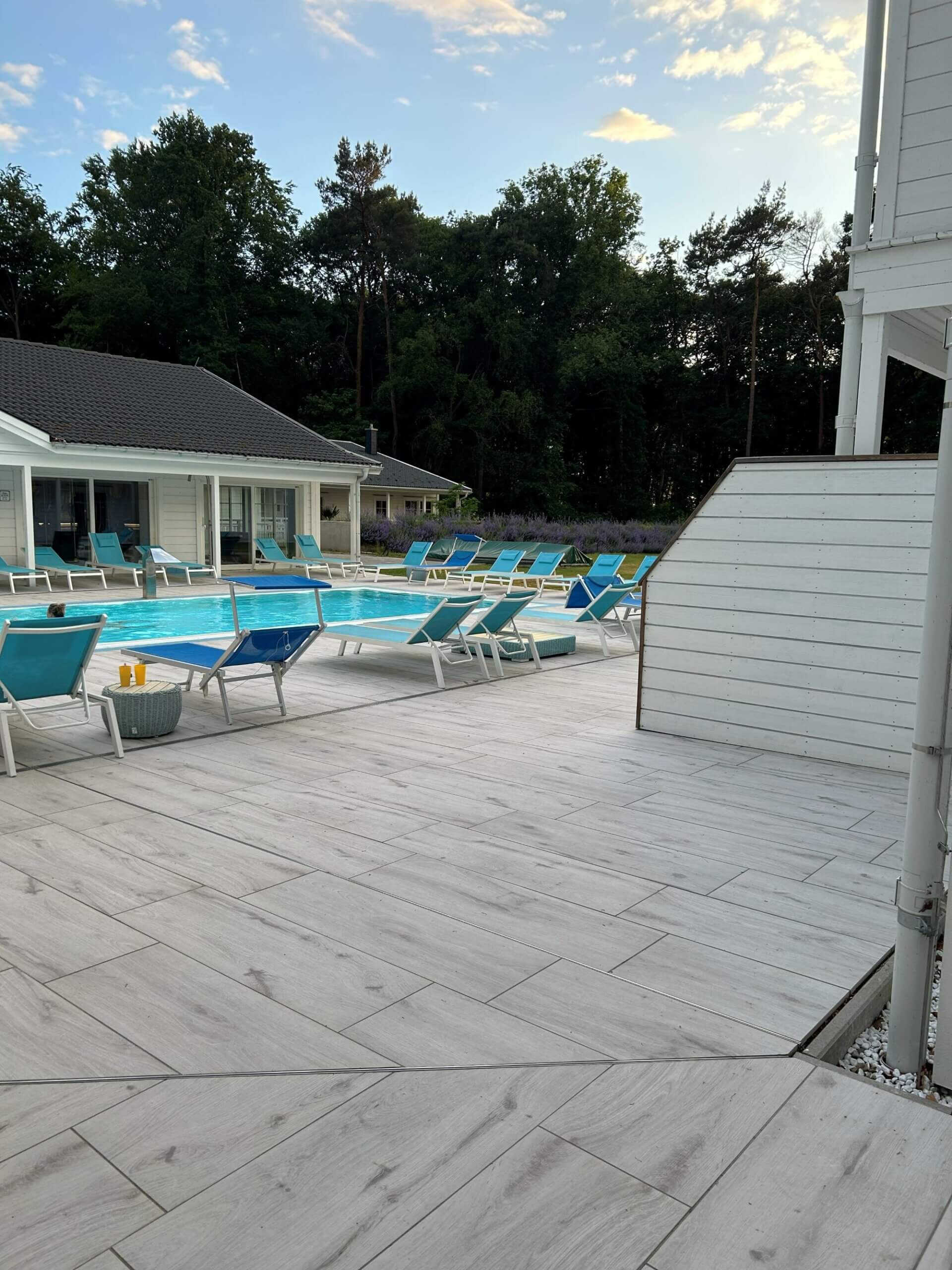 Beheizter Aussenpool des Poolhauses inmitten der Natur