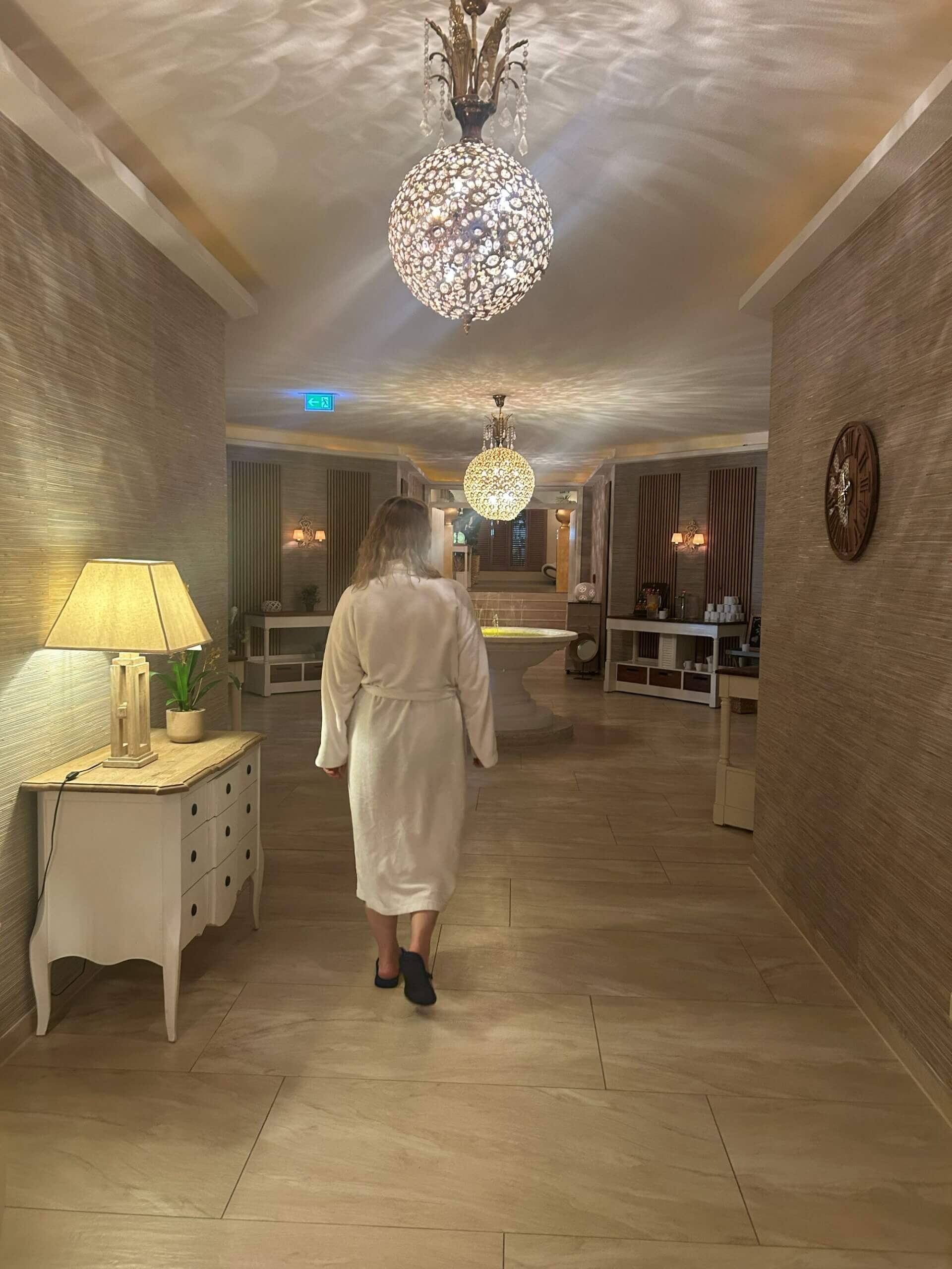 Eine Person im Bademantel genießt den Spa-BereichEine Person im Bademantel genießt den Spa-Bereich im Panorama Seeresort & Spa