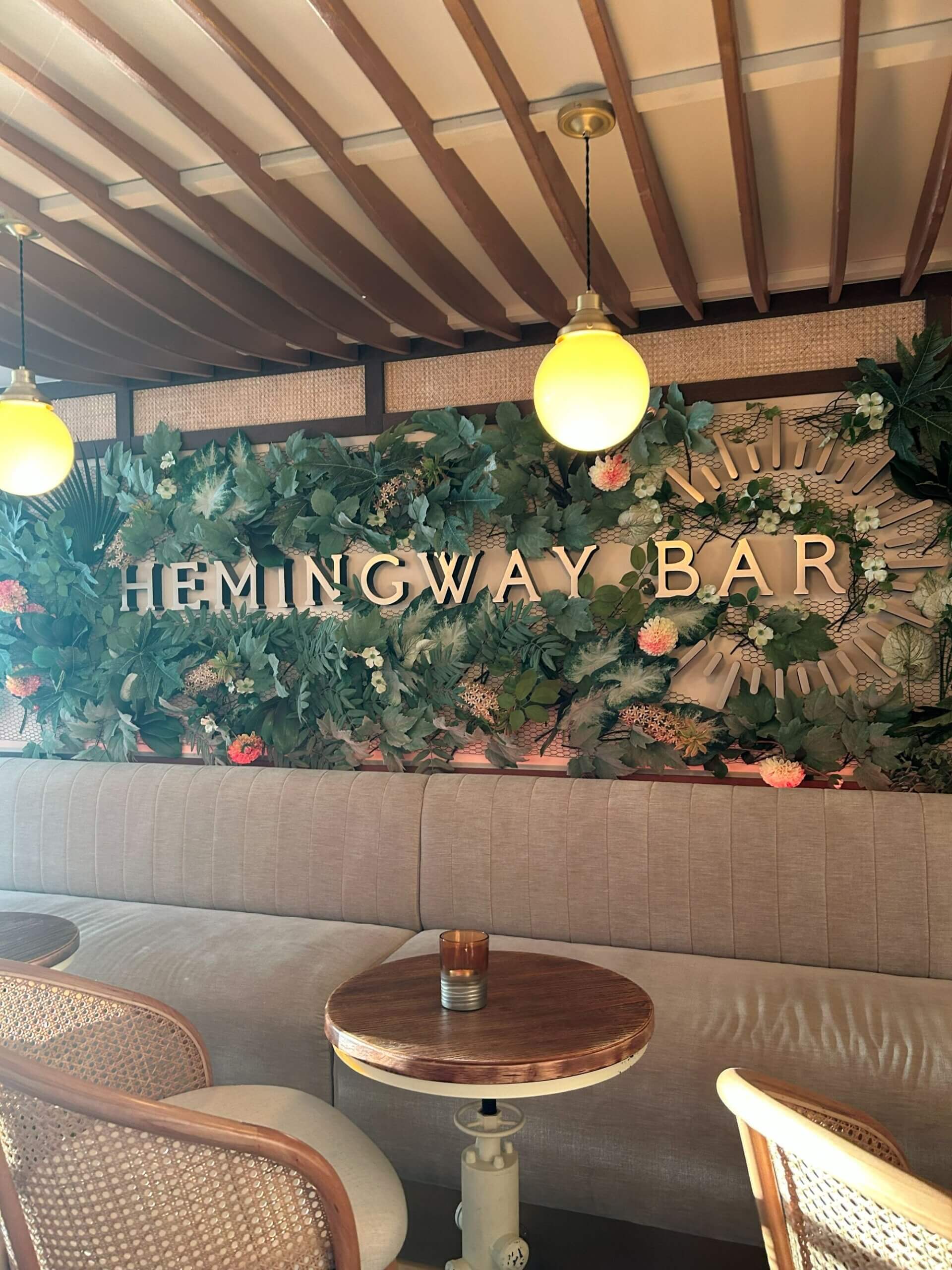 Schicke Bar im Haupthaus des Panorama Seeresort & Spa