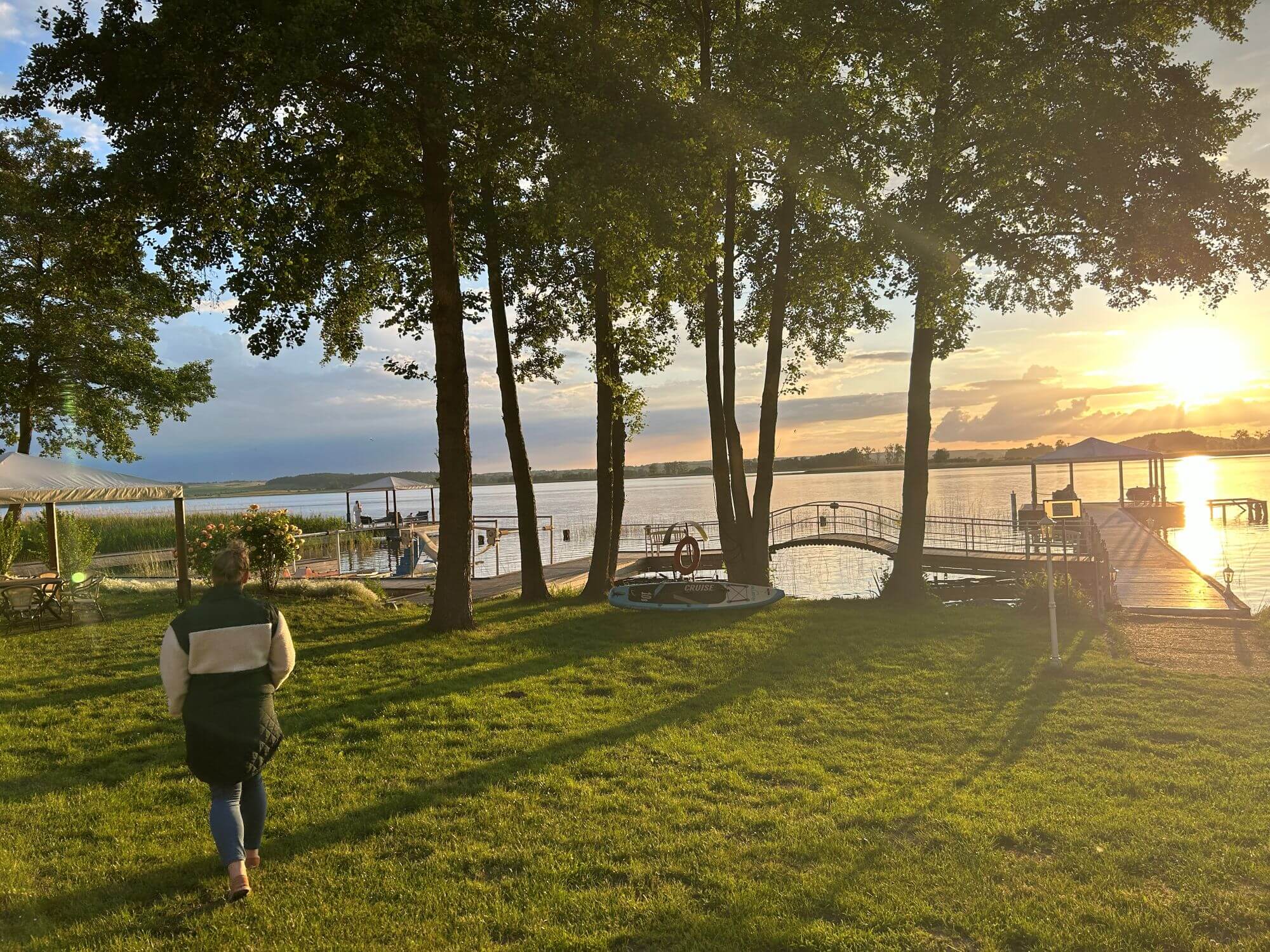Sonnenuntergang über dem Oberuckersee mit Blick auf den Steg des Resorts
