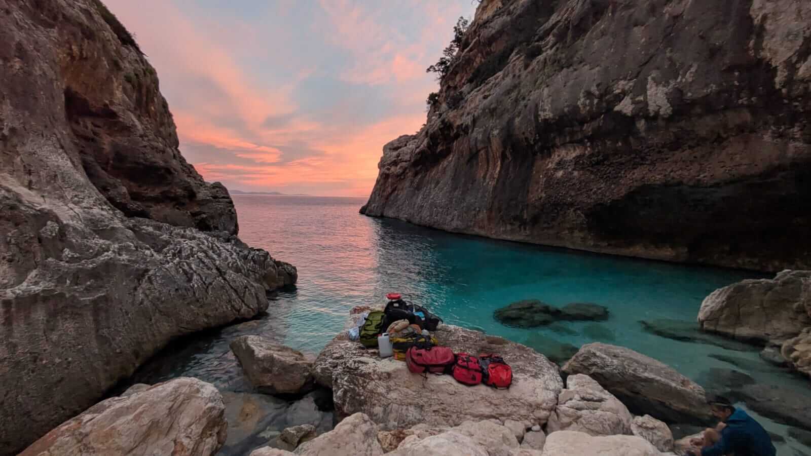 Felsen und türkises Meer auf Sardininen mit Sonnenuntergang und rosa Himmel