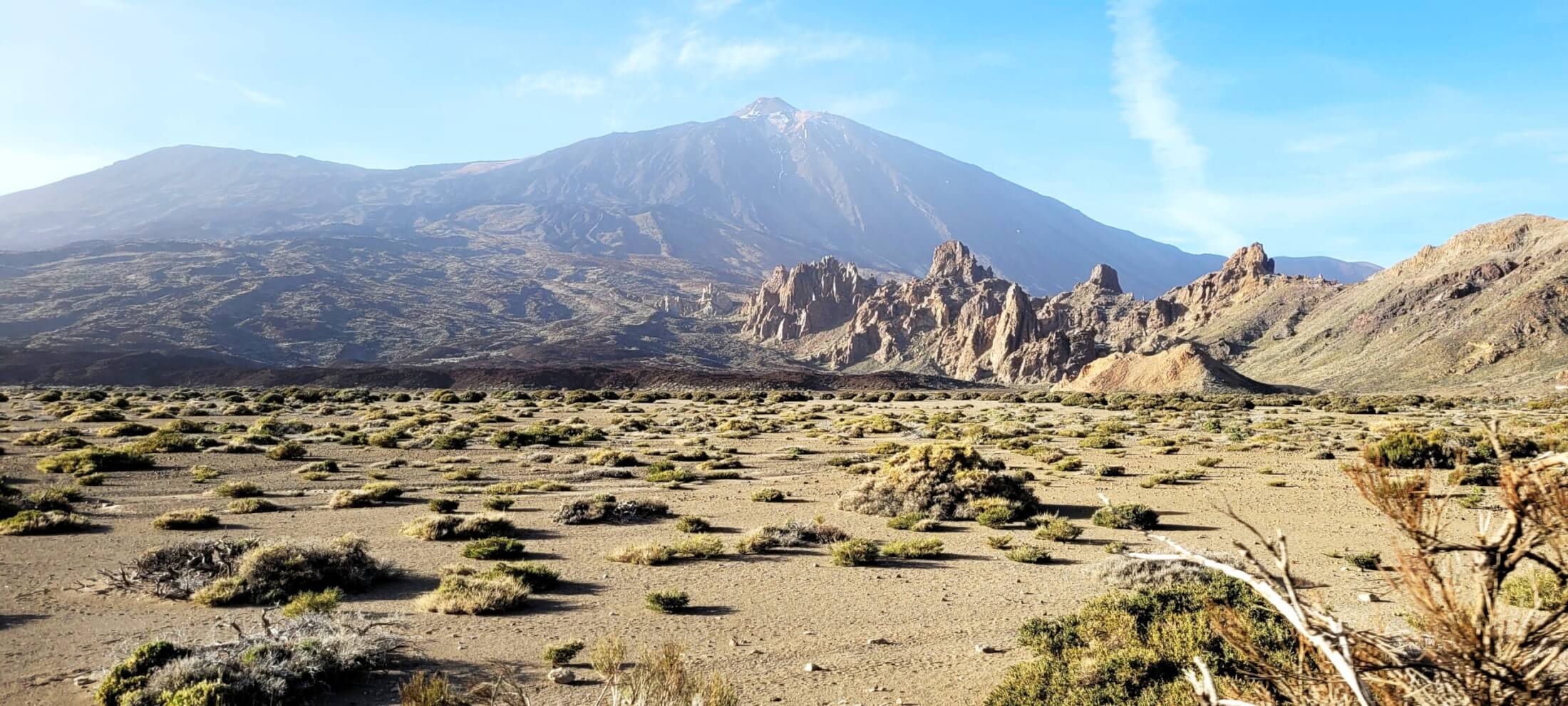Im Parque Nacional del Teide: grosser Berg vor trockener Landschaft
